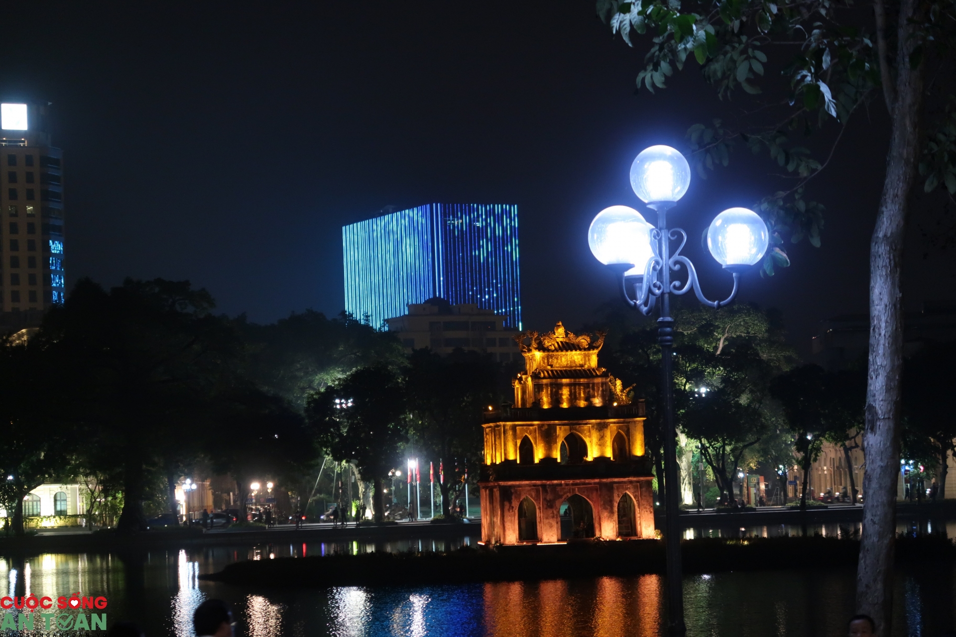 Giáng sinh mùa Covid: Không khí nhộn nhịp khắp đường phố Giáng sinh mùa Covid: Không khí nhộn nhịp khắp đường phố