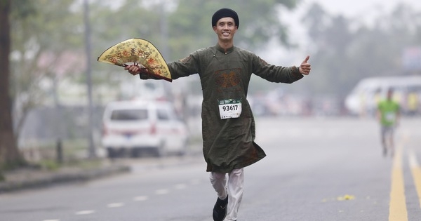 Mặc áo dài chạy marathon, thì sao? Mặc áo dài chạy marathon, thì sao?
