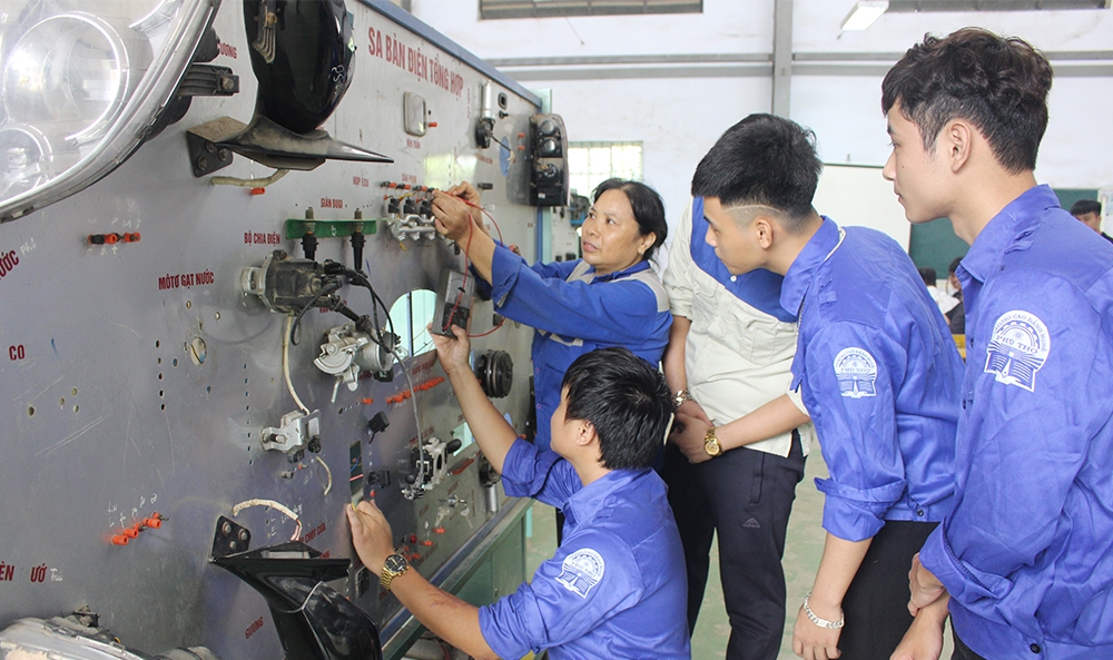 Nâng cao chất lượng nguồn nhân lực trong giai đoạn chuyển đổi số Nâng cao chất lượng nguồn nhân lực trong giai đoạn chuyển đổi số