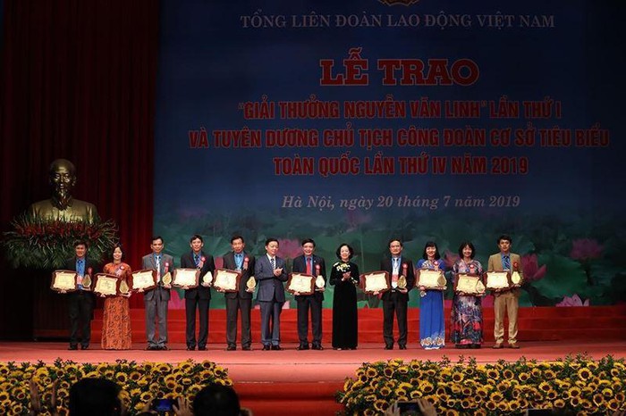Tổng LĐLĐ Việt Nam trao giải thưởng Nguyễn Văn Linh và tuyên dương tong ldld viet nam trao giai thuong nguyen van linh va tuyen duong