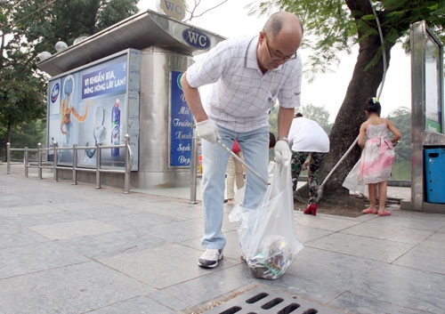 Câu chuyện nhặt rác và ý thức cộng đồng của người dân cau chuyen nhat rac va y thuc cong dong cua nguoi dan