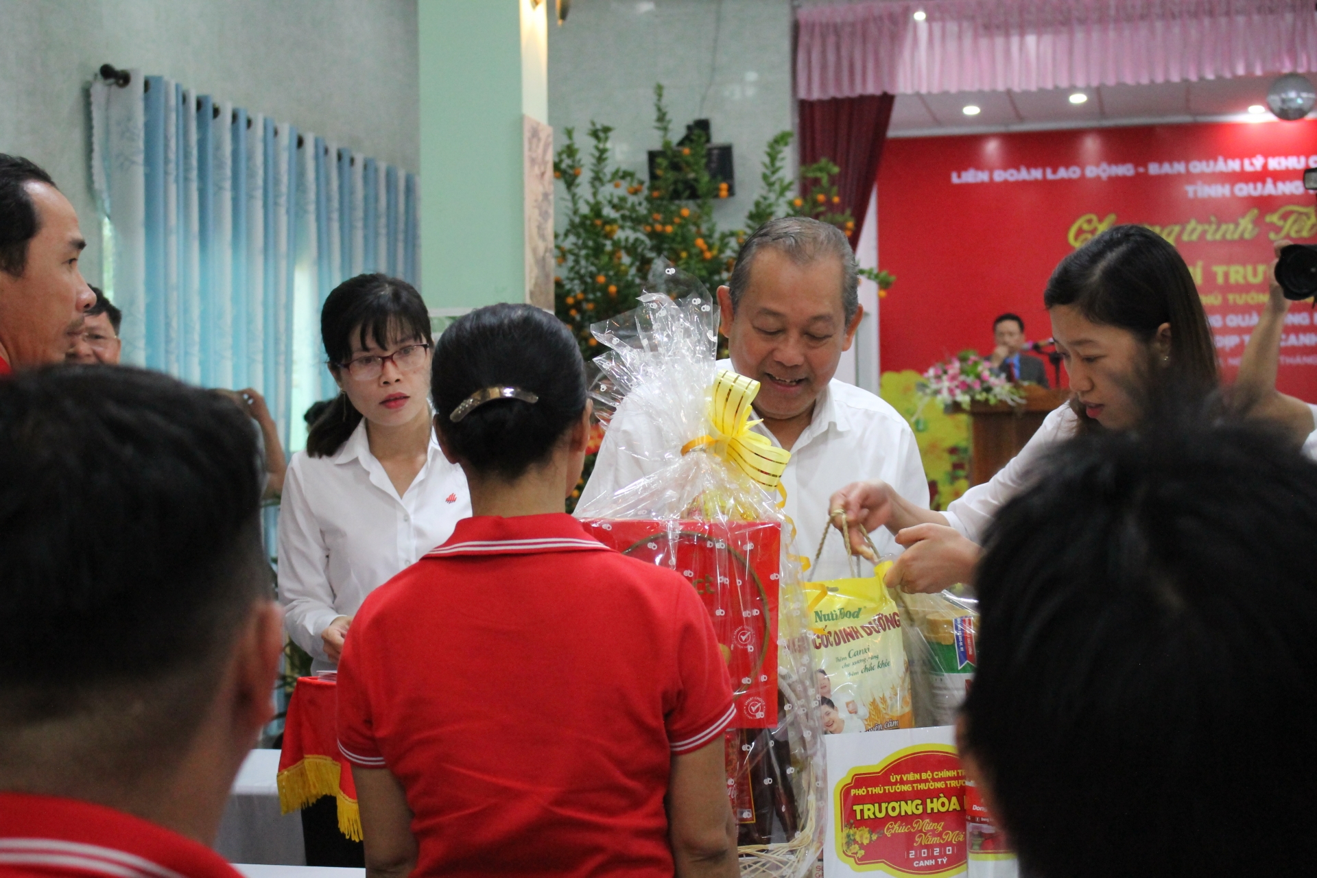 Phó Thủ tướng Trương Hòa Bình tặng 400 suất quà Tết cho người lao động khó khăn pho thu tuong truong hoa binh tang 400 suat qua tet cho nguoi lao dong kho khan