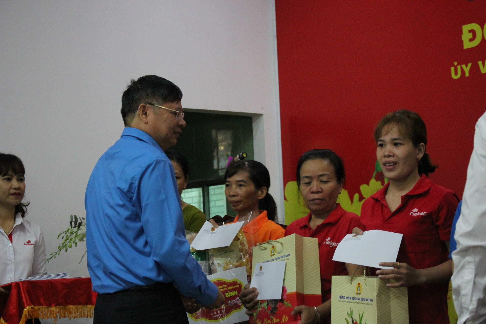 Phó Thủ tướng Trương Hòa Bình tặng 400 suất quà Tết cho người lao động khó khăn pho thu tuong truong hoa binh tang 400 suat qua tet cho nguoi lao dong kho khan