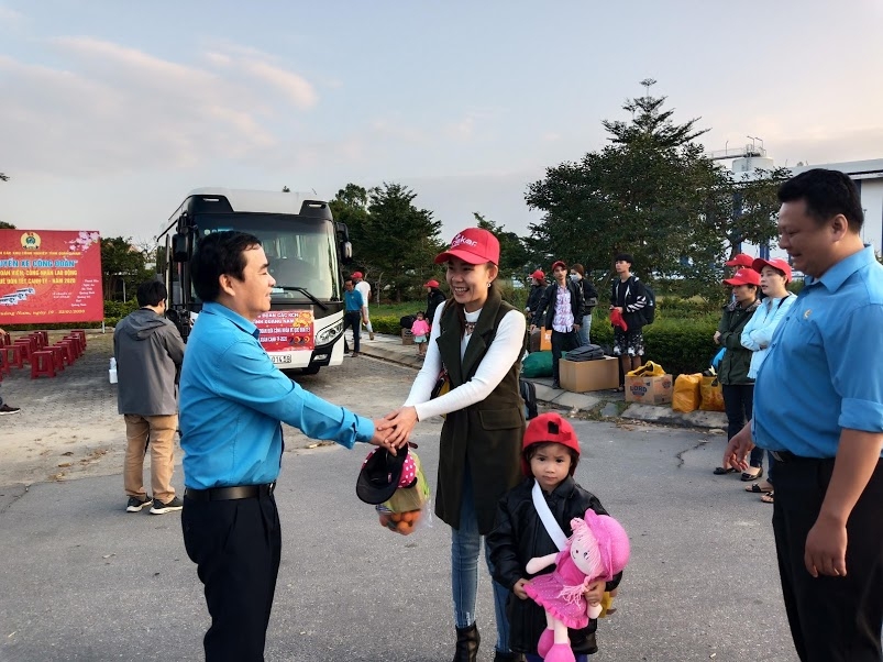 "Chuyến xe Công đoàn" đầu tiên của Quảng Nam đưa người lao động về đón Tết đoàn viên chuyen xe cong doan dau tien cua quang nam dua nguoi lao dong ve don tet doan vien