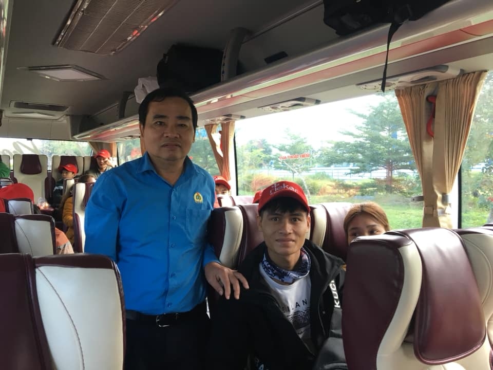 "Chuyến xe Công đoàn" đầu tiên của Quảng Nam đưa người lao động về đón Tết đoàn viên chuyen xe cong doan dau tien cua quang nam dua nguoi lao dong ve don tet doan vien
