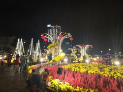 bit kin khi tham quan hoi an du khach lo so dich benh corona nhung van muon du xuan