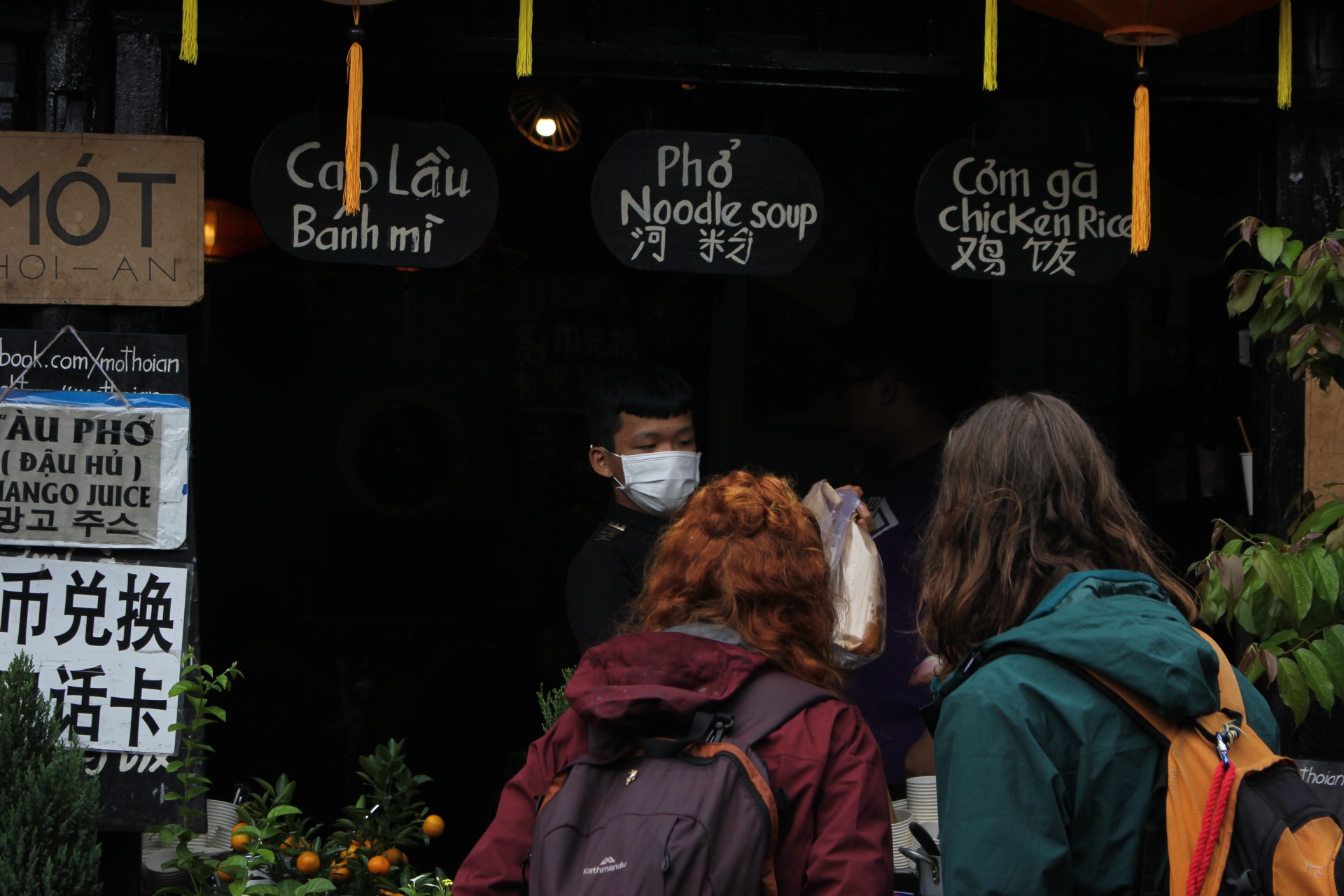 bit kin khi tham quan hoi an du khach lo so dich benh corona nhung van muon du xuan