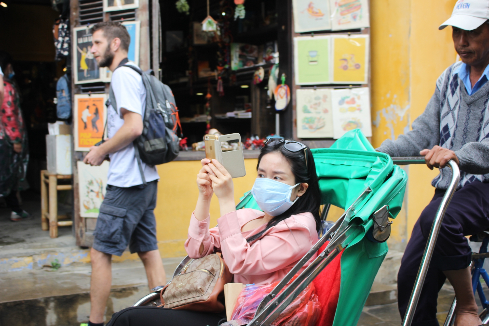 bit kin khi tham quan hoi an du khach lo so dich benh corona nhung van muon du xuan