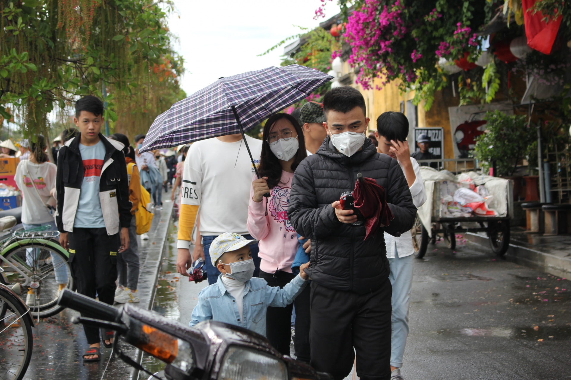 bit kin khi tham quan hoi an du khach lo so dich benh corona nhung van muon du xuan