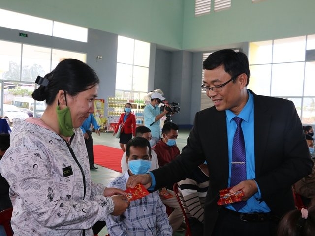 Tết Sum vầy đầm ấm yêu thương với công nhân người lao động Khánh Hòa