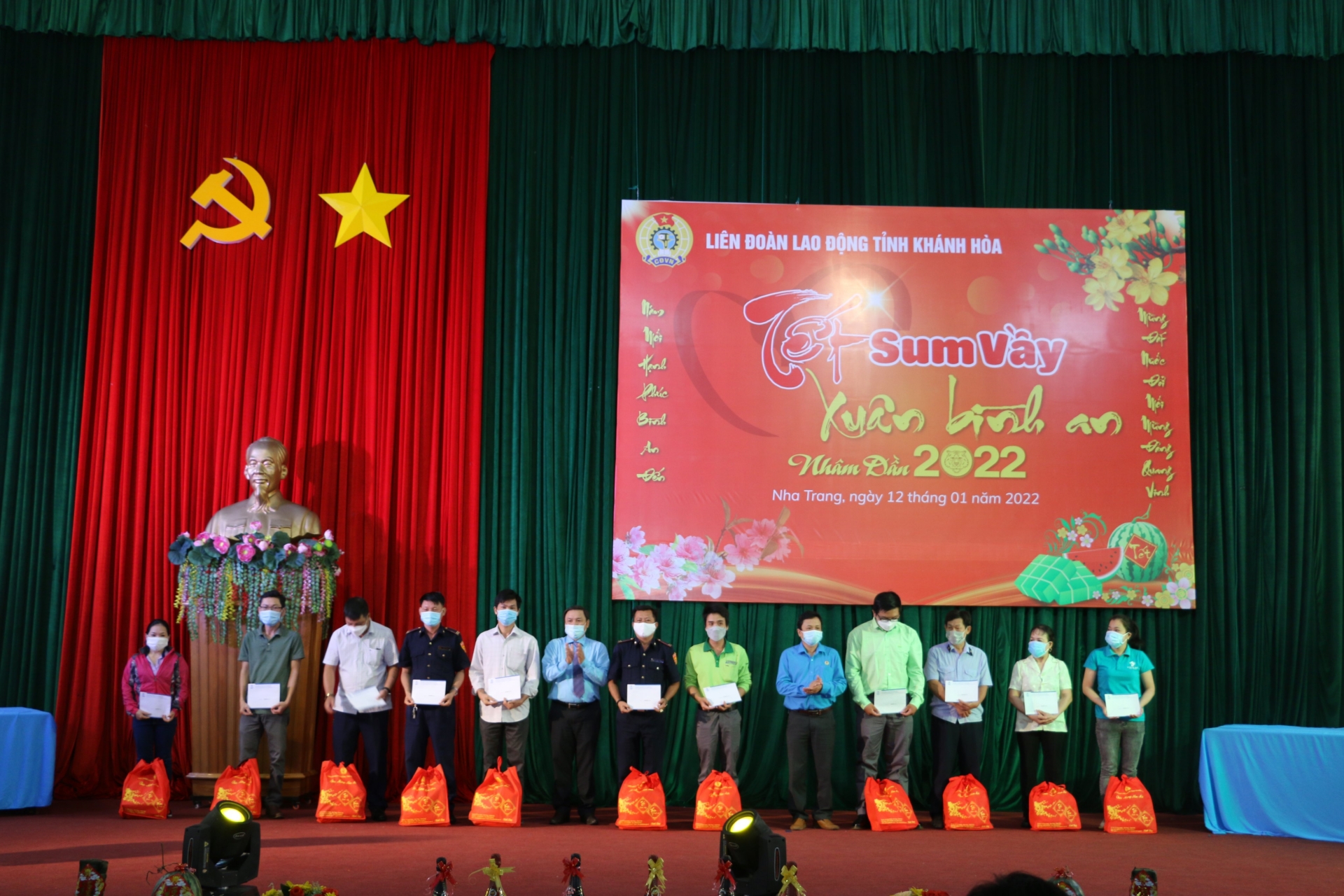 Công nhân khó khăn tỉnh Khánh Hòa rưng rưng trong niềm vui Tết sum vầy