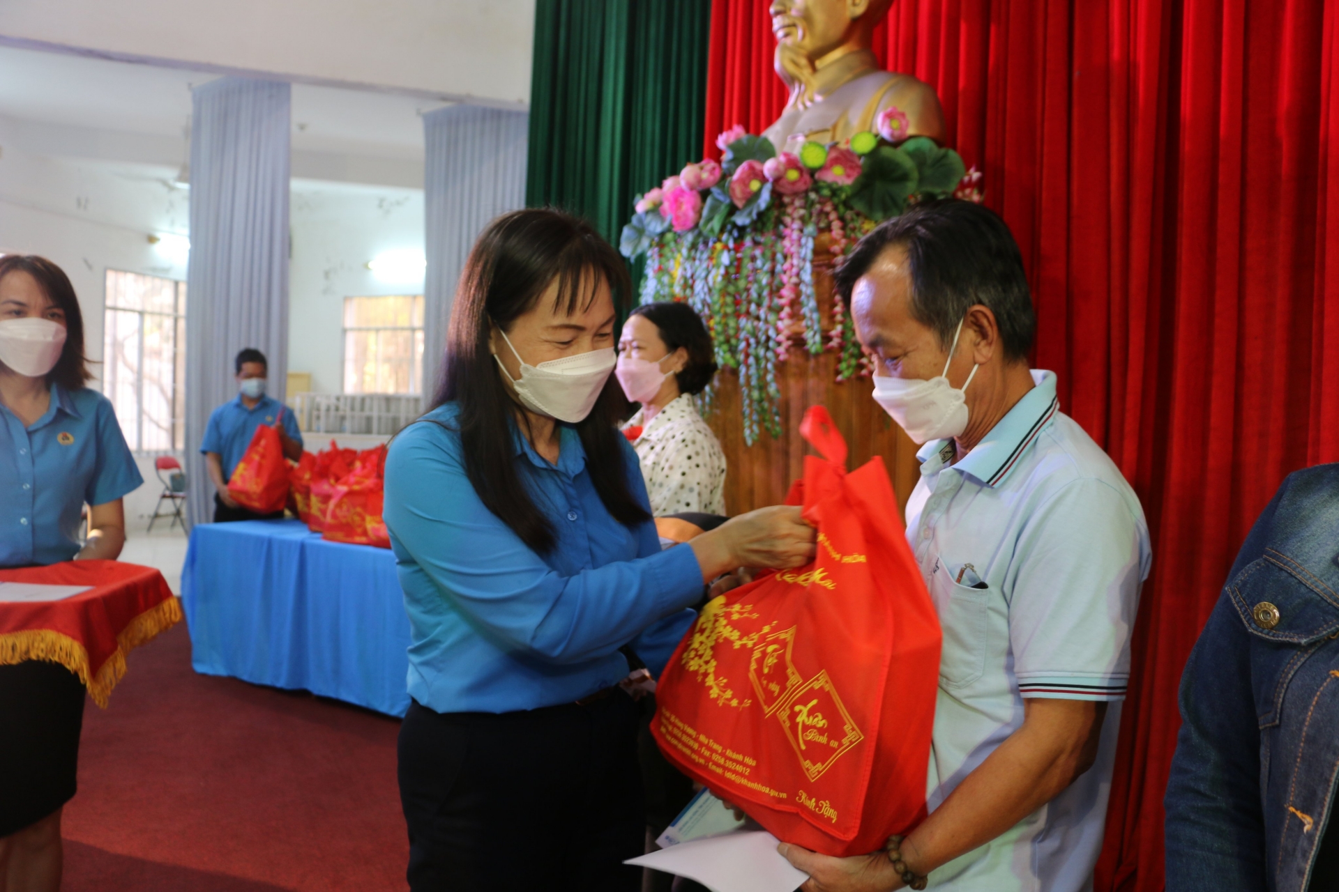 Công nhân khó khăn tỉnh Khánh Hòa rưng rưng trong niềm vui Tết sum vầy