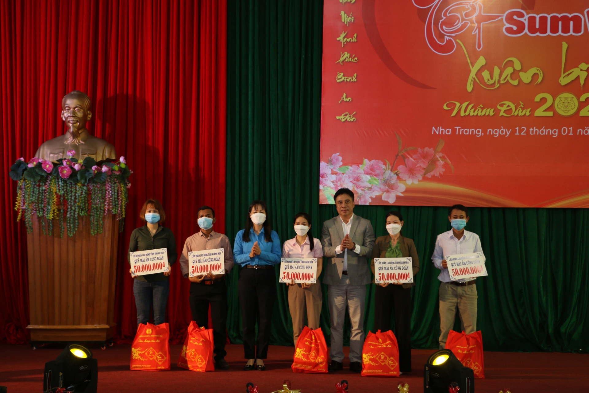 Công nhân khó khăn tỉnh Khánh Hòa rưng rưng trong niềm vui Tết sum vầy