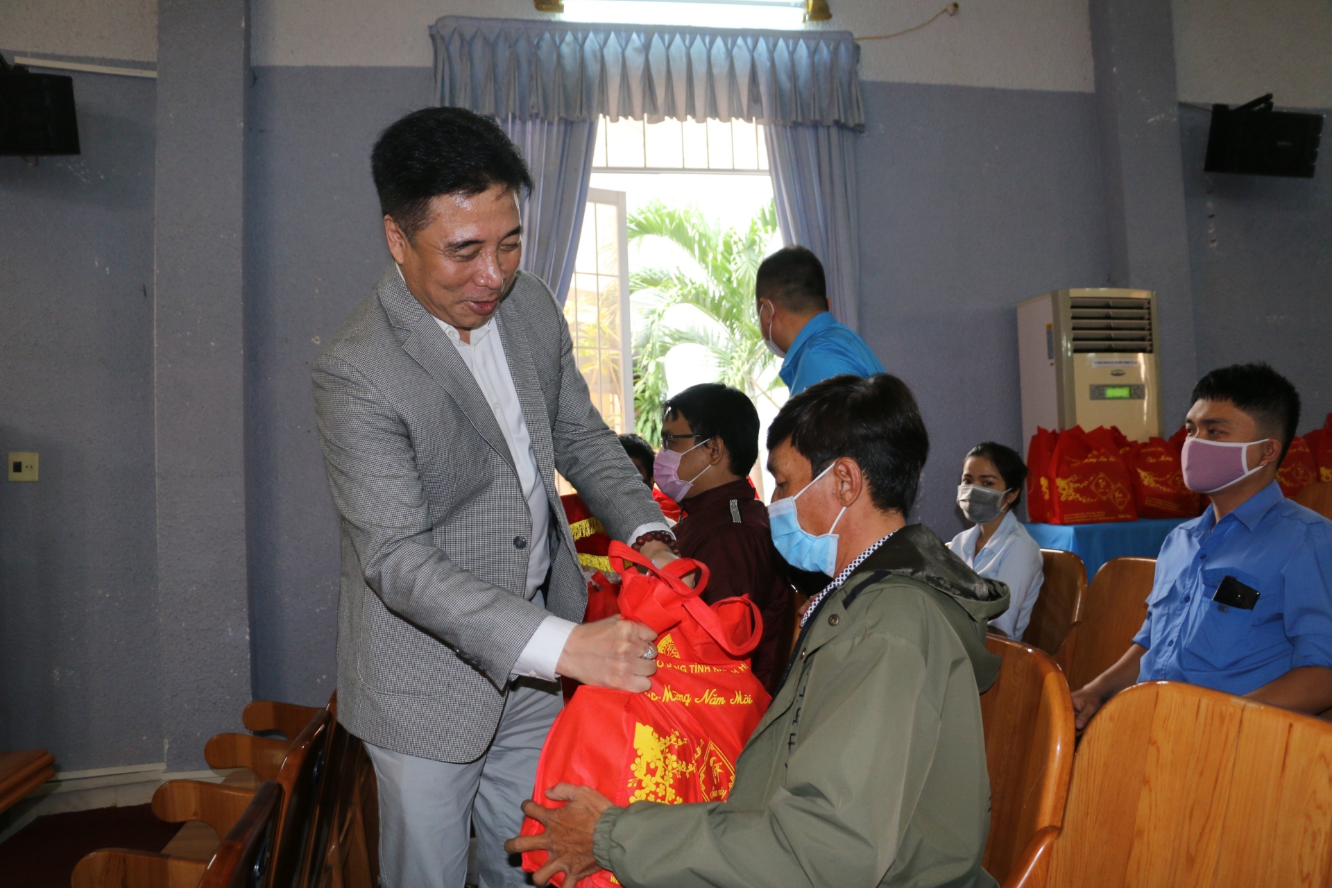 Công nhân khó khăn tỉnh Khánh Hòa rưng rưng trong niềm vui Tết sum vầy