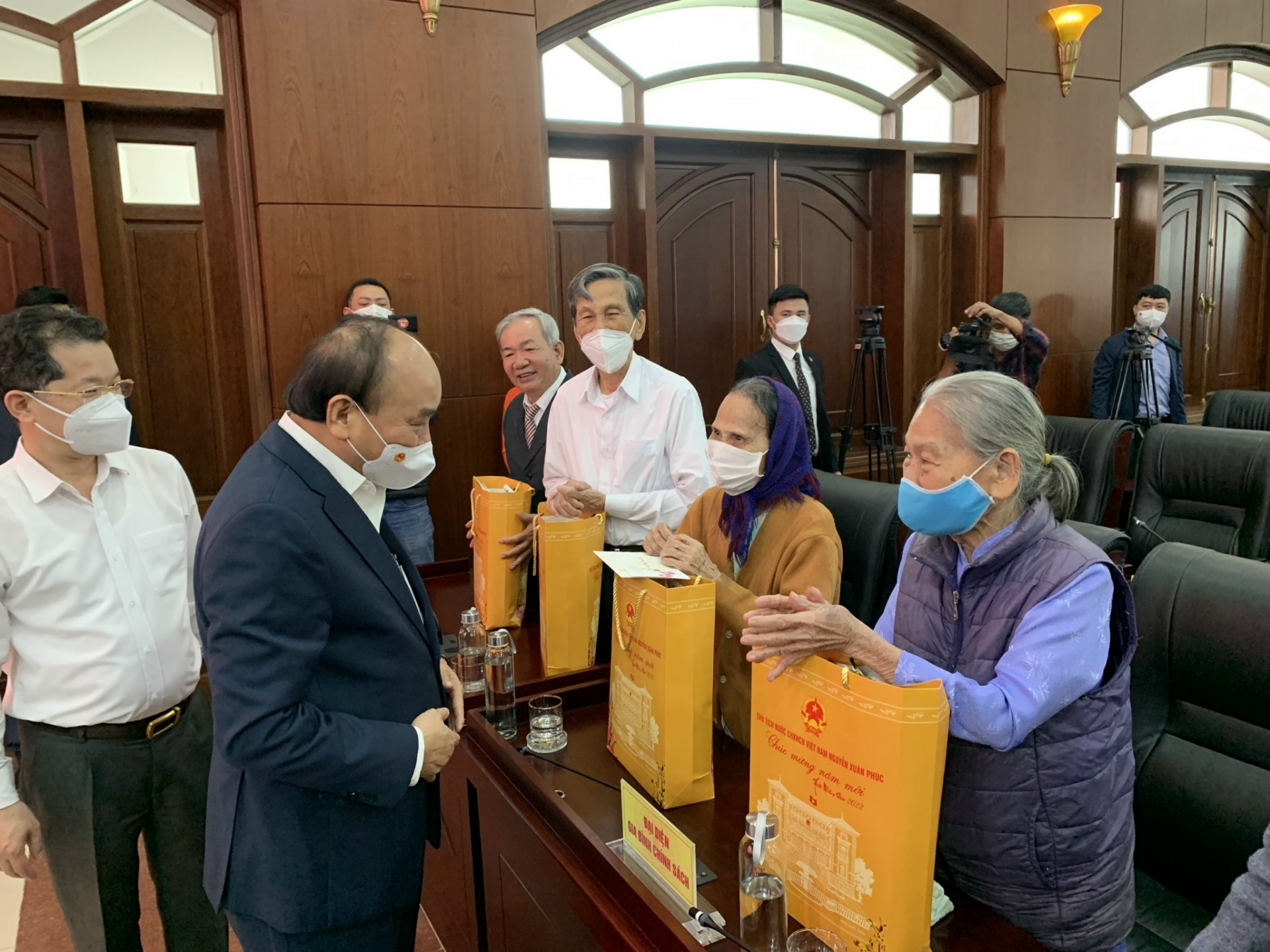 Chủ tịch nước Nguyễn Xuân Phúc trao quà Tết cho người lao động khó khăn tại TP Đà Nẵng Chủ tịch nước Nguyễn Xuân Phúc trao quà Tết cho người lao động khó khăn tại TP Đà Nẵng