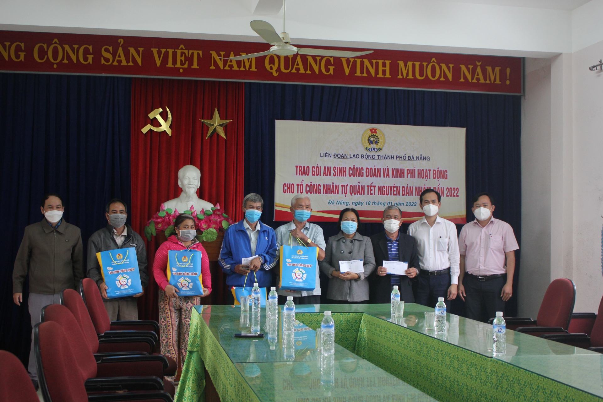 LĐLĐ Đà Nẵng trao quà Tết cho các Tổ công nhân tự quản LĐLĐ Đà Nẵng trao quà Tết cho các Tổ công nhân tự quản