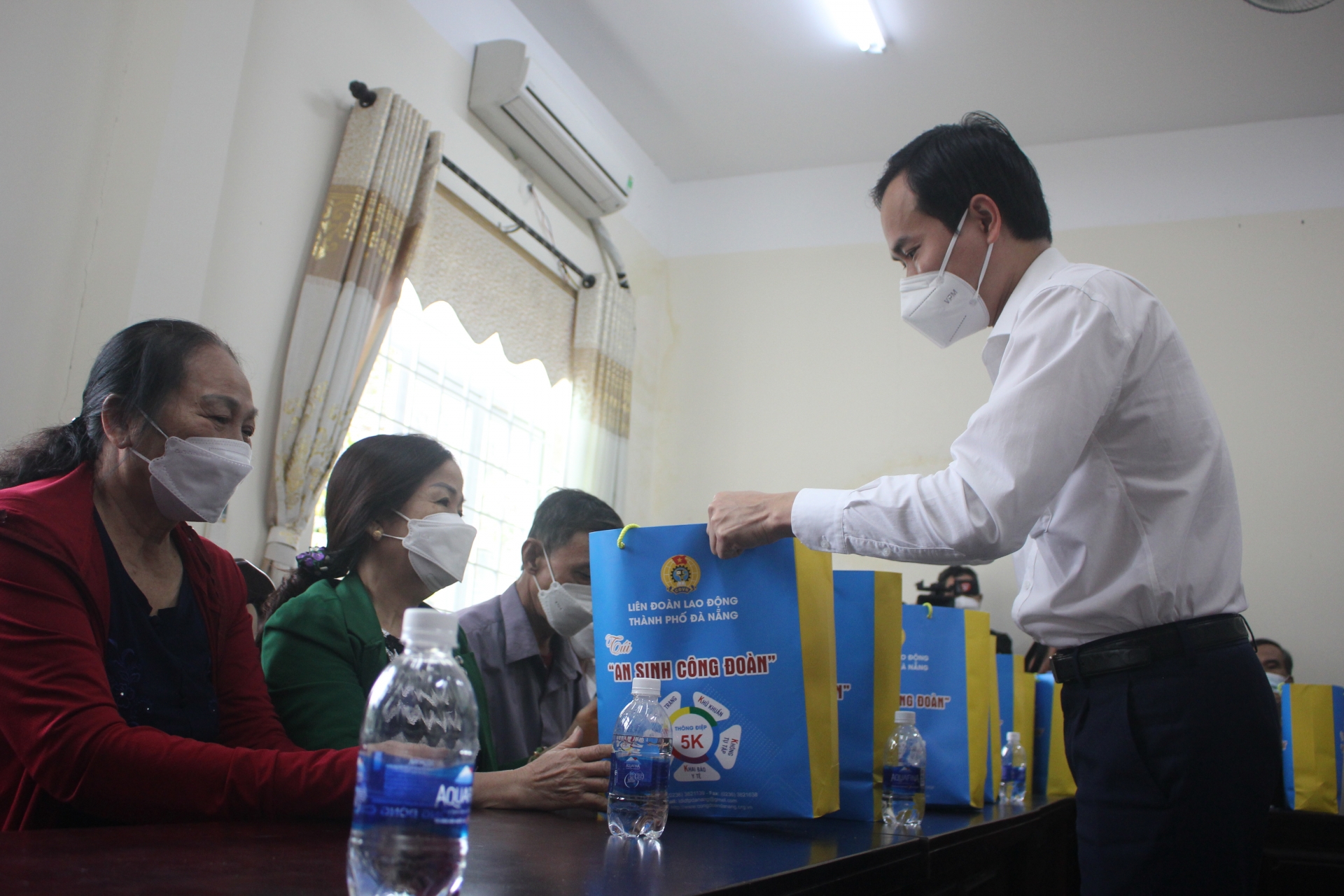 LĐLĐ Đà Nẵng trao quà Tết cho các Tổ công nhân tự quản LĐLĐ Đà Nẵng trao quà Tết cho các Tổ công nhân tự quản