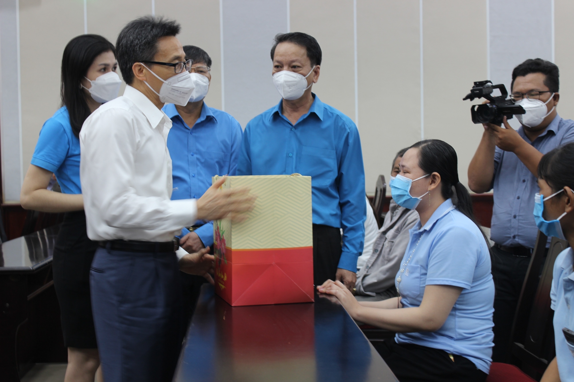 Phó Thủ tướng Vũ Đức Đam trao quà Tết cho hộ nghèo, công nhân, lao động tỉnh Bình Thuận