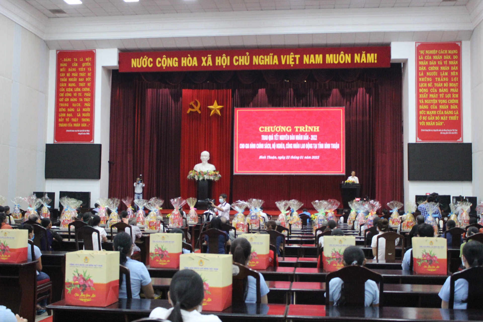 Phó Thủ tướng Vũ Đức Đam trao quà Tết cho hộ nghèo, công nhân, lao động tỉnh Bình Thuận