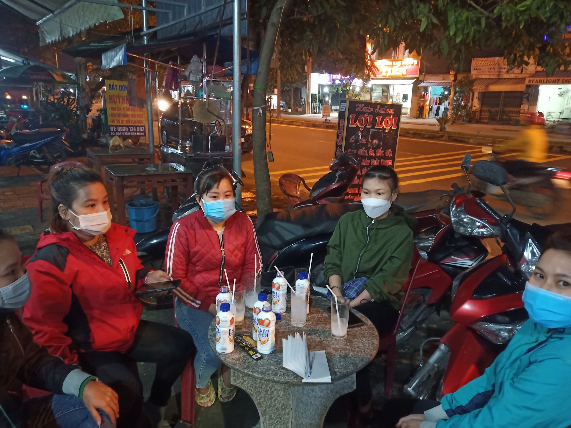 Niềm vui của công nhân Công ty TNHH May Minh Hoàng 2 khi được chốt sổ BHXH