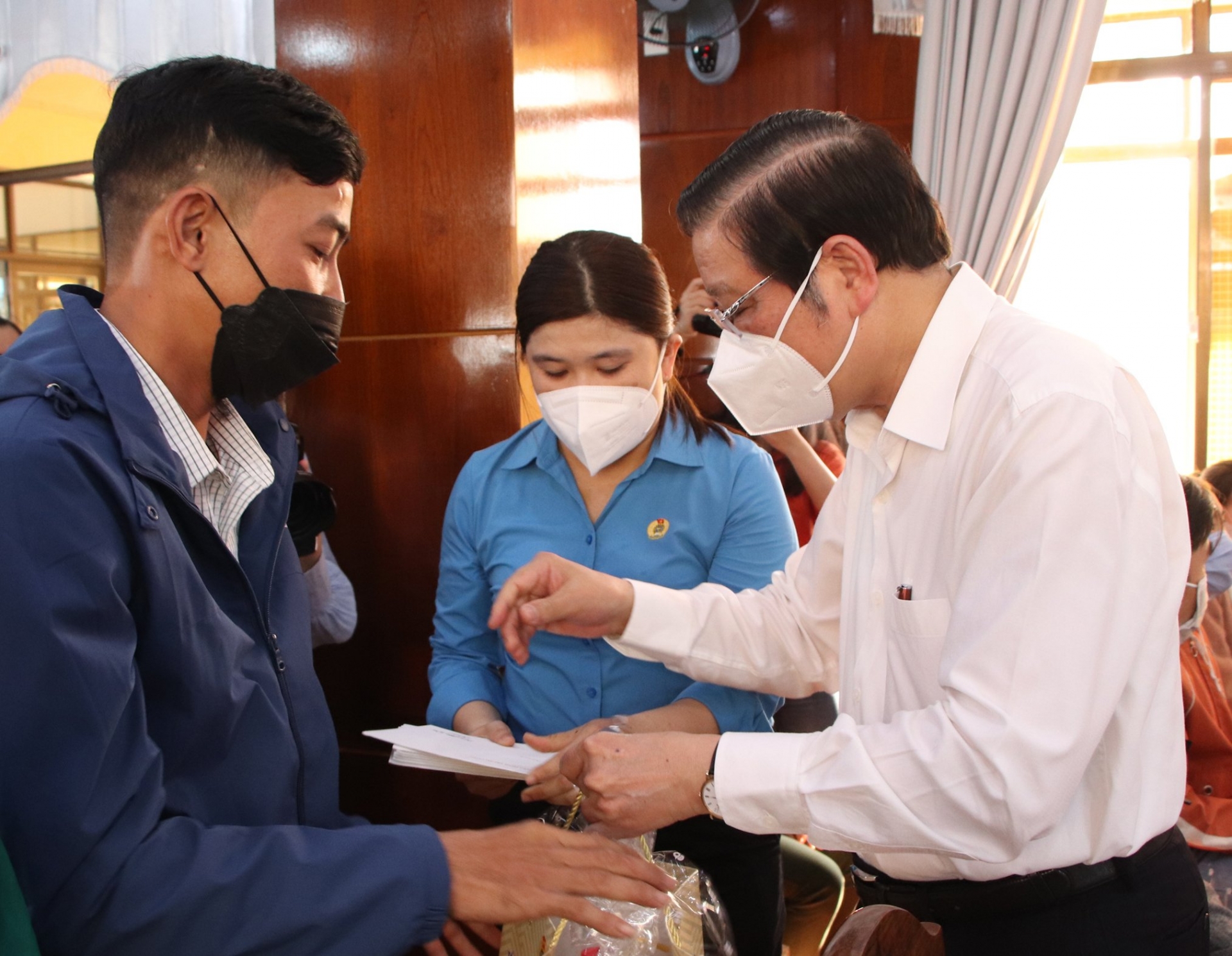 Trưởng Ban Nội chính Trung ương trao quà Tết cho công nhân lao động Quảng Nam Trưởng Ban Nội chính Trung ương trao quà Tết cho công nhân lao động Quảng Nam