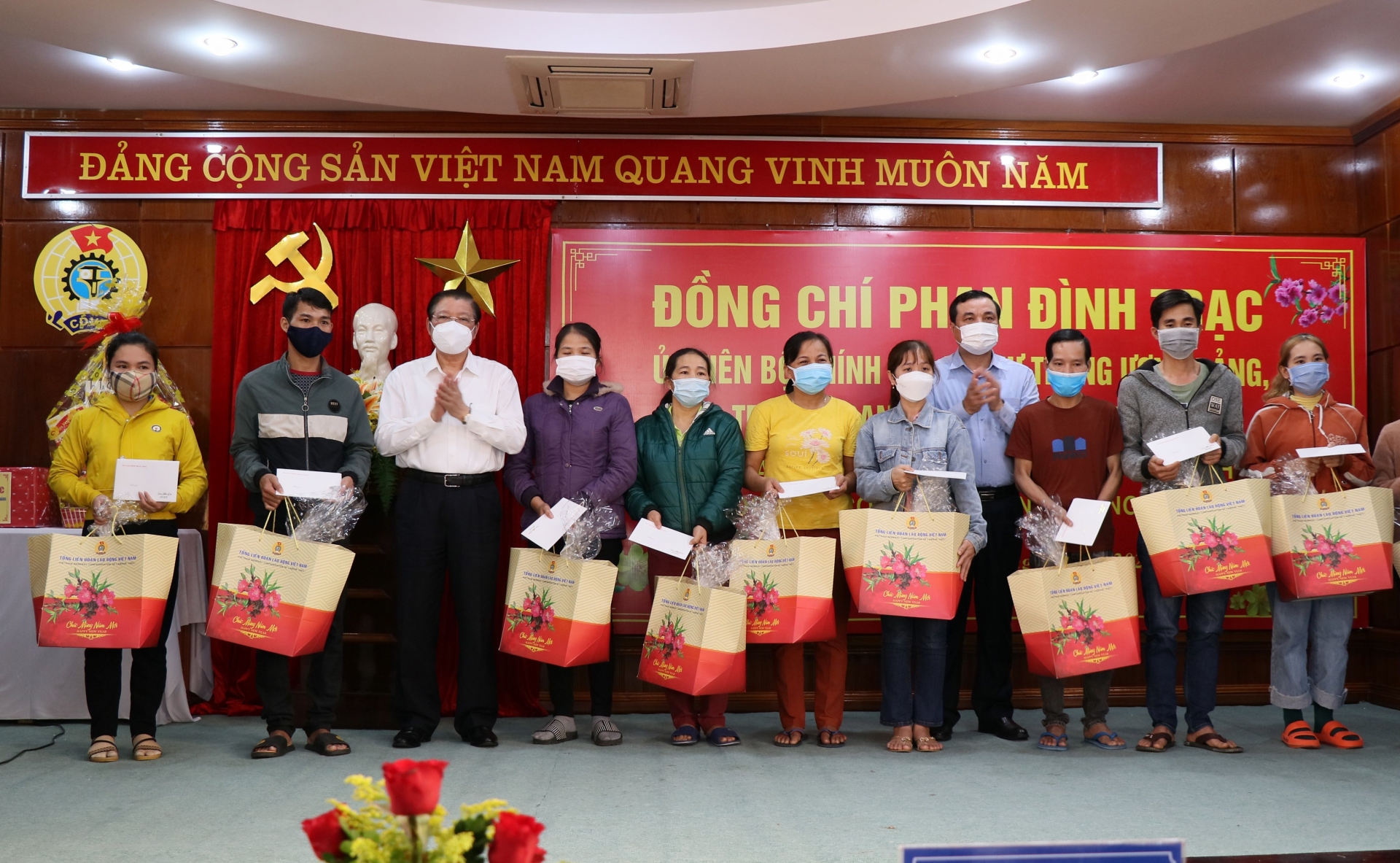 Trưởng Ban Nội chính Trung ương trao quà Tết cho công nhân lao động Quảng Nam Trưởng Ban Nội chính Trung ương trao quà Tết cho công nhân lao động Quảng Nam