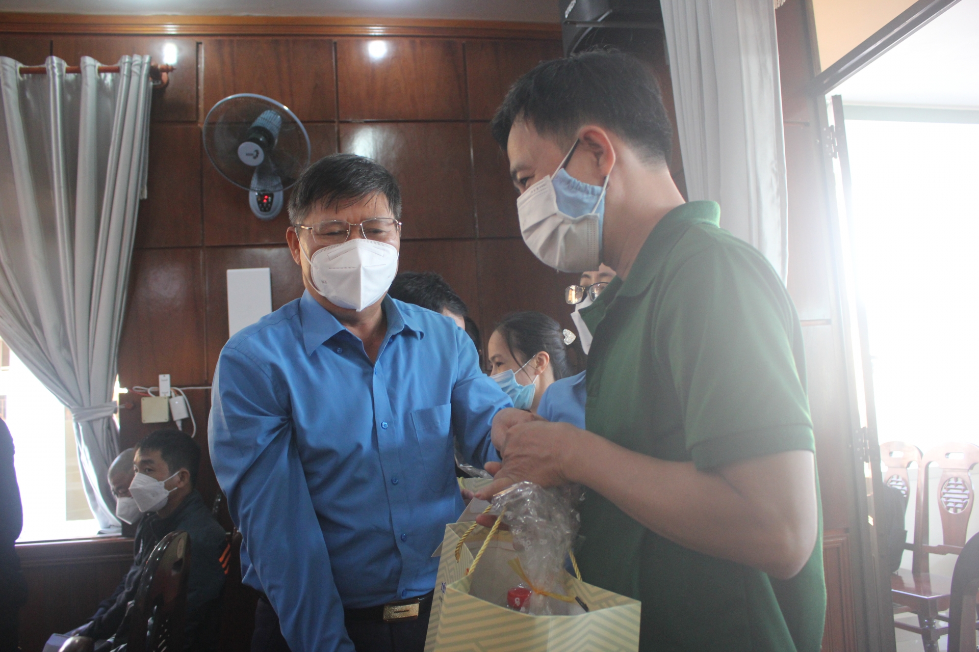 Trưởng Ban Nội chính Trung ương trao quà Tết cho công nhân lao động Quảng Nam Trưởng Ban Nội chính Trung ương trao quà Tết cho công nhân lao động Quảng Nam