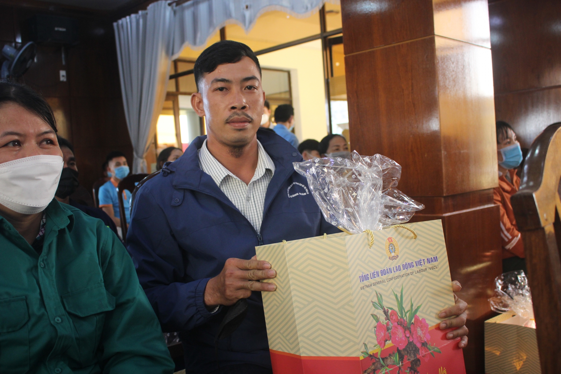 Trưởng Ban Nội chính Trung ương trao quà Tết cho công nhân lao động Quảng Nam Trưởng Ban Nội chính Trung ương trao quà Tết cho công nhân lao động Quảng Nam