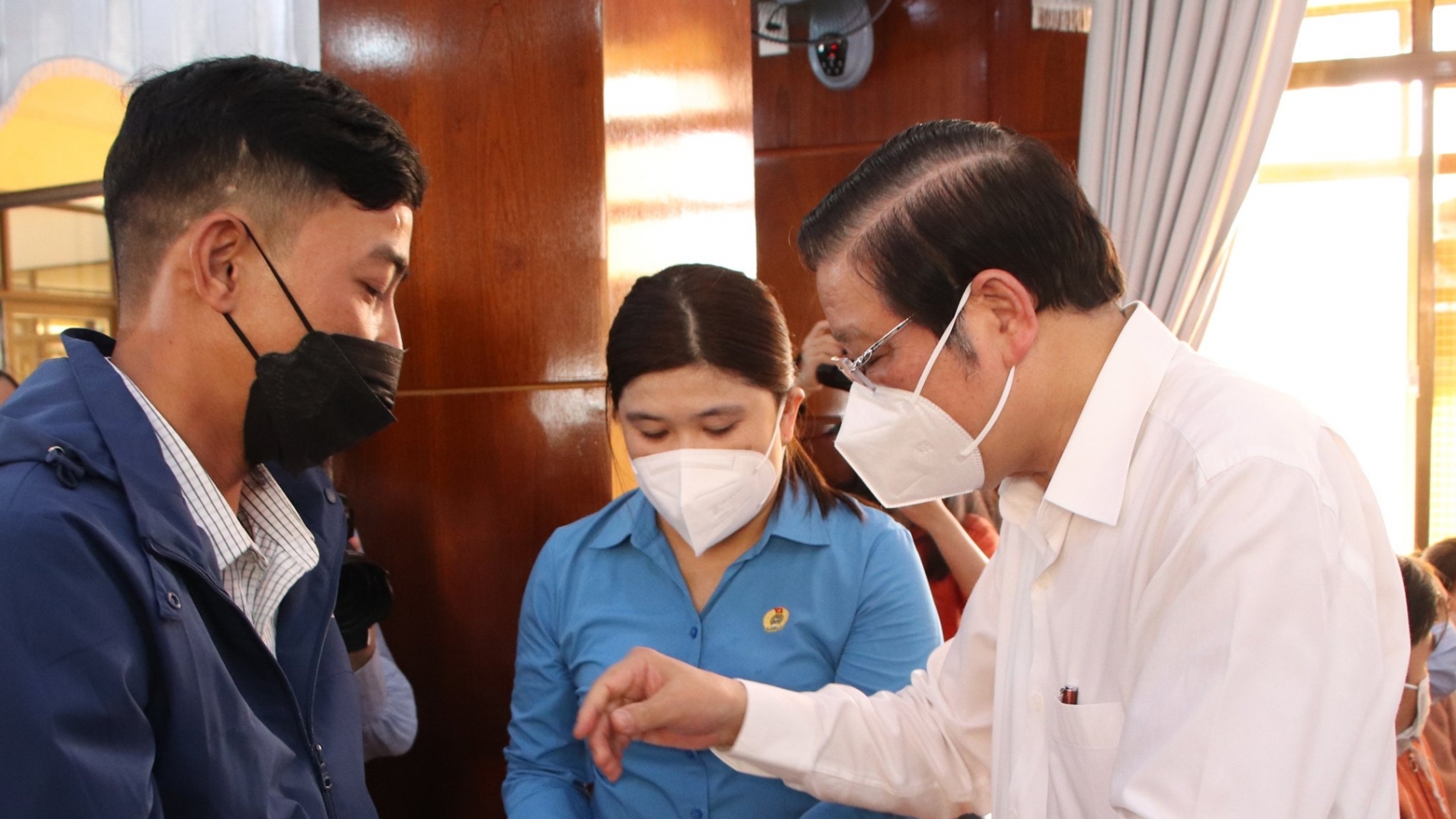 Trưởng Ban Nội chính Trung ương trao quà Tết cho công nhân lao động Quảng Nam