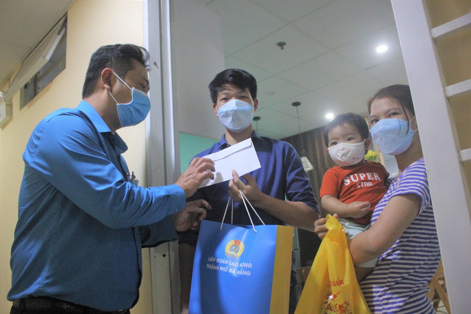 Niềm vui đón Tết của các công nhân xa quê Niềm vui đón Tết của các công nhân xa quê