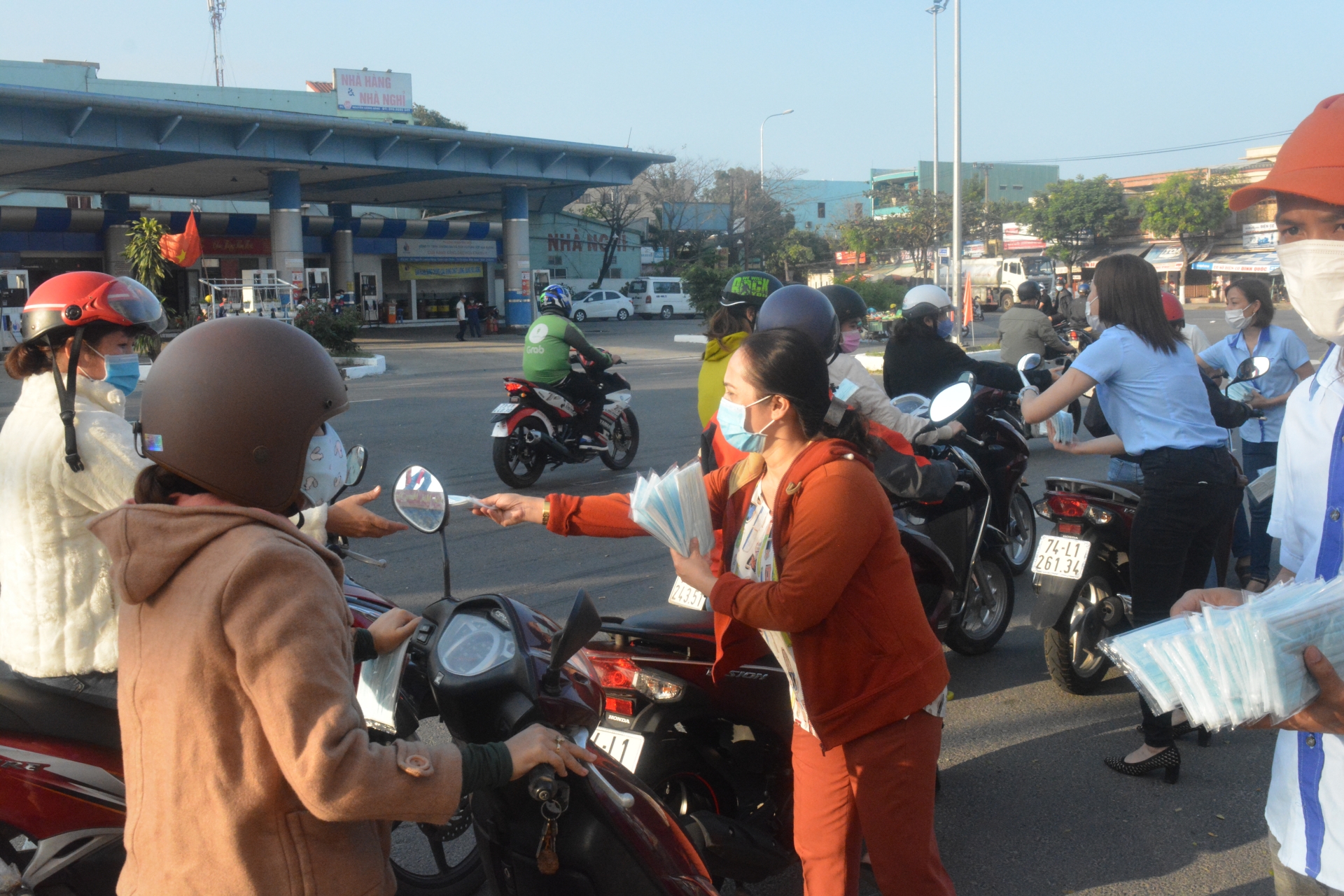 9.000 khẩu trang miễn phí đến tay người lao động KCN Hòa Khánh, Đà Nẵng 9000 khau trang mien phi den tay nguoi lao dong kcn hoa khanh da nang