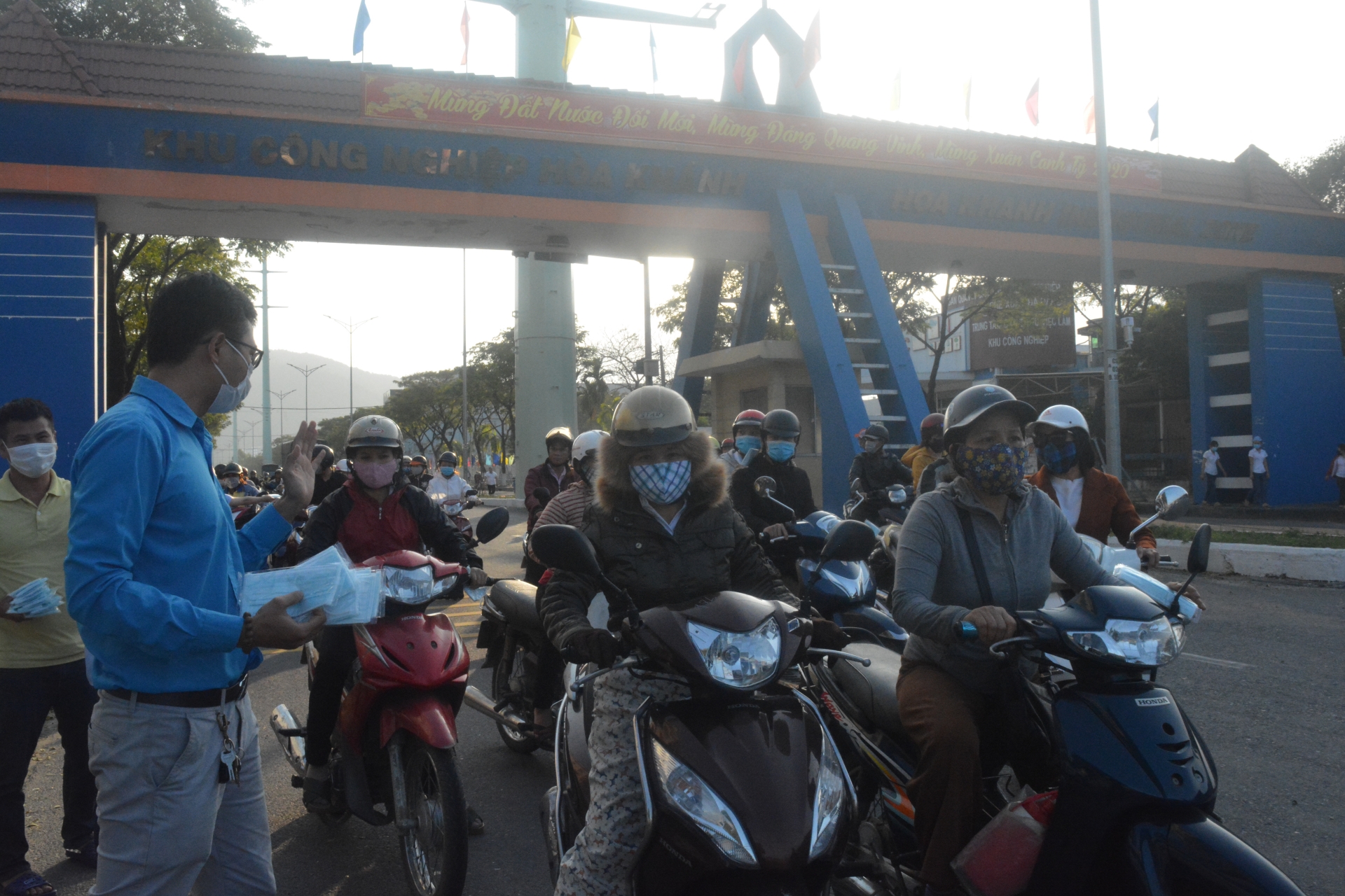 9.000 khẩu trang miễn phí đến tay người lao động KCN Hòa Khánh, Đà Nẵng 9000 khau trang mien phi den tay nguoi lao dong kcn hoa khanh da nang