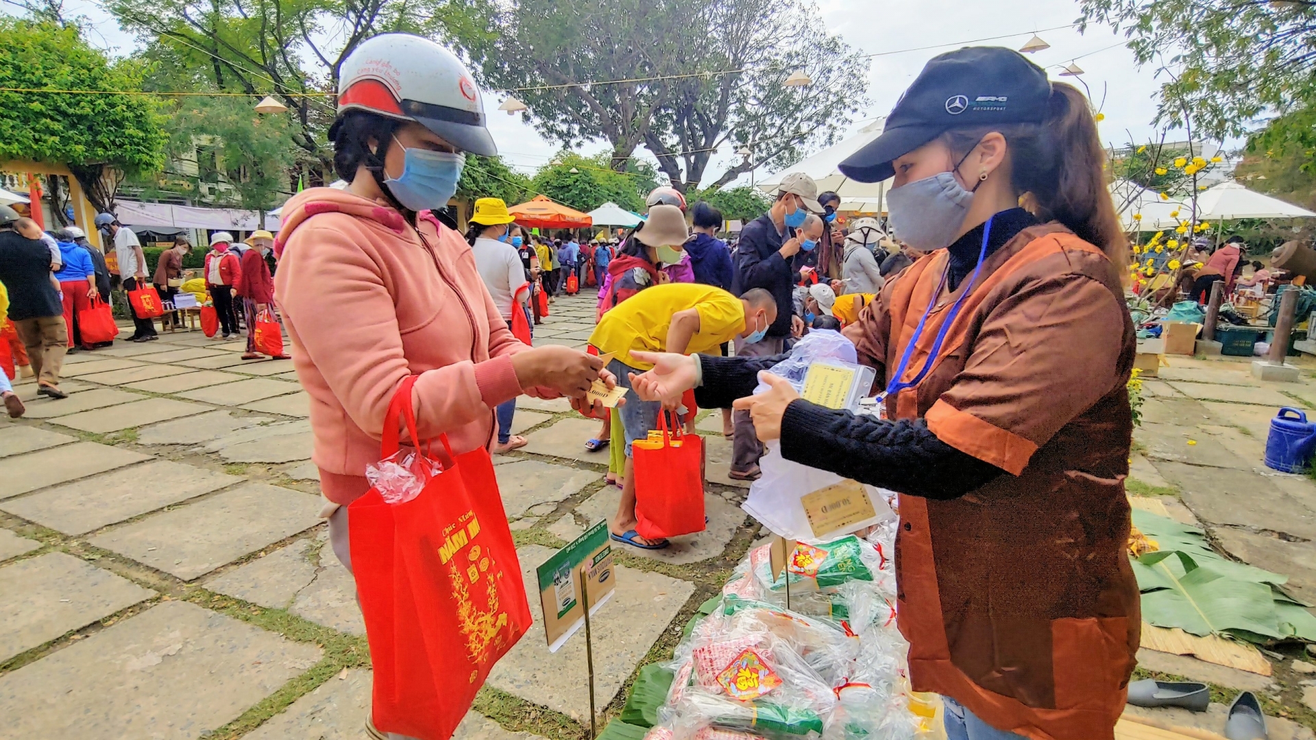 Ấm áp những phiên chợ thanh toán bằng nụ cười cho người lao động nghèo Ấm áp những phiên chợ thanh toán bằng nụ cười cho người lao động nghèo