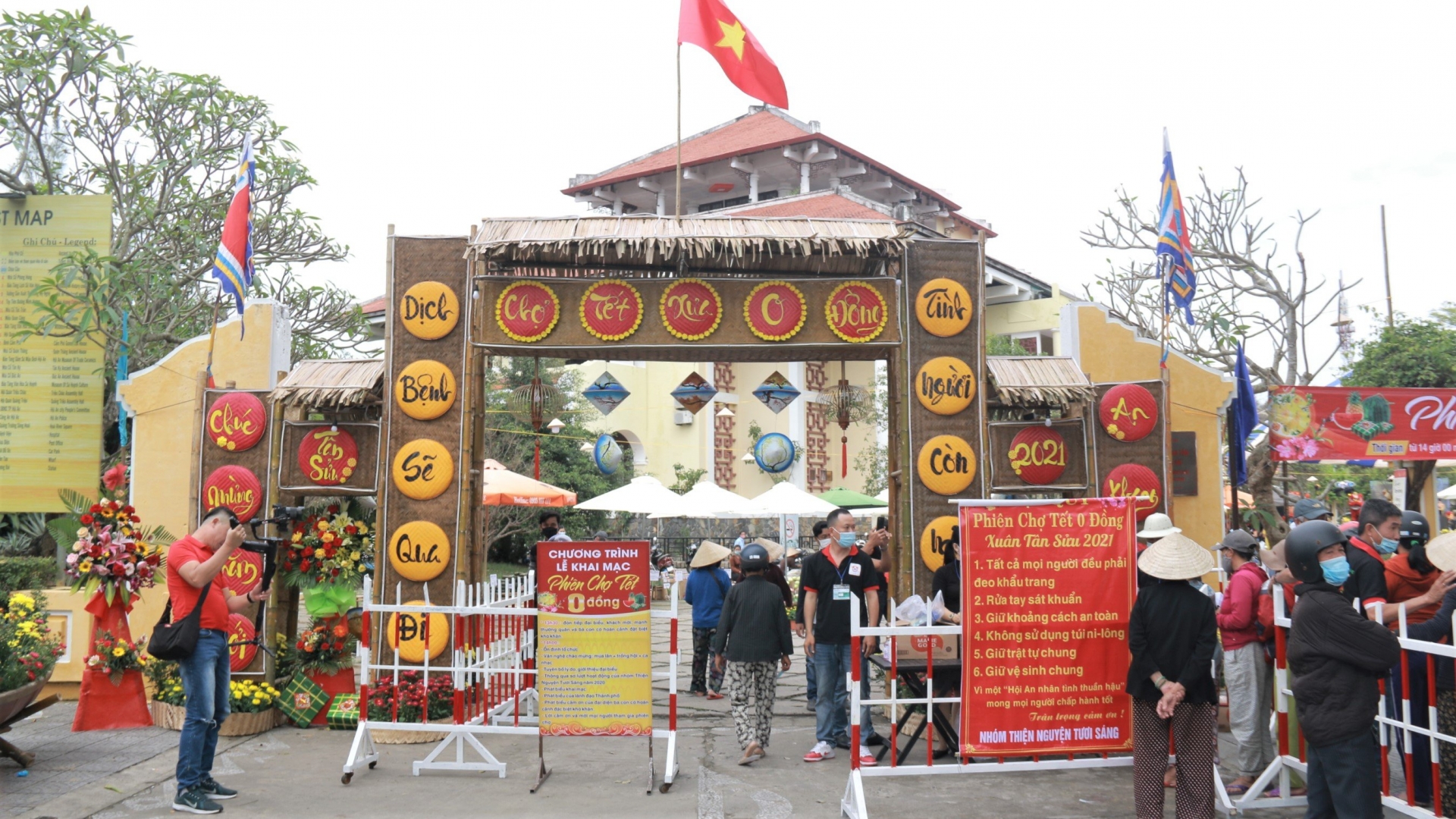 Ấm áp những phiên chợ thanh toán bằng nụ cười cho người lao động nghèo Ấm áp những phiên chợ thanh toán bằng nụ cười cho người lao động nghèo