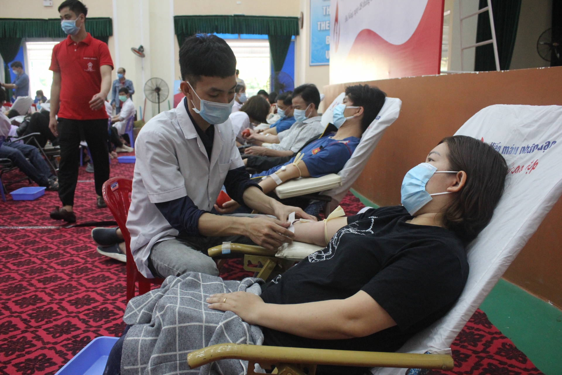 Đà Nẵng: Sẻ chia những giọt máu hồng, đồng lòng vượt qua dịch bệnh Đà Nẵng: Sẻ chia những giọt máu hồng, đồng lòng vượt qua dịch bệnh