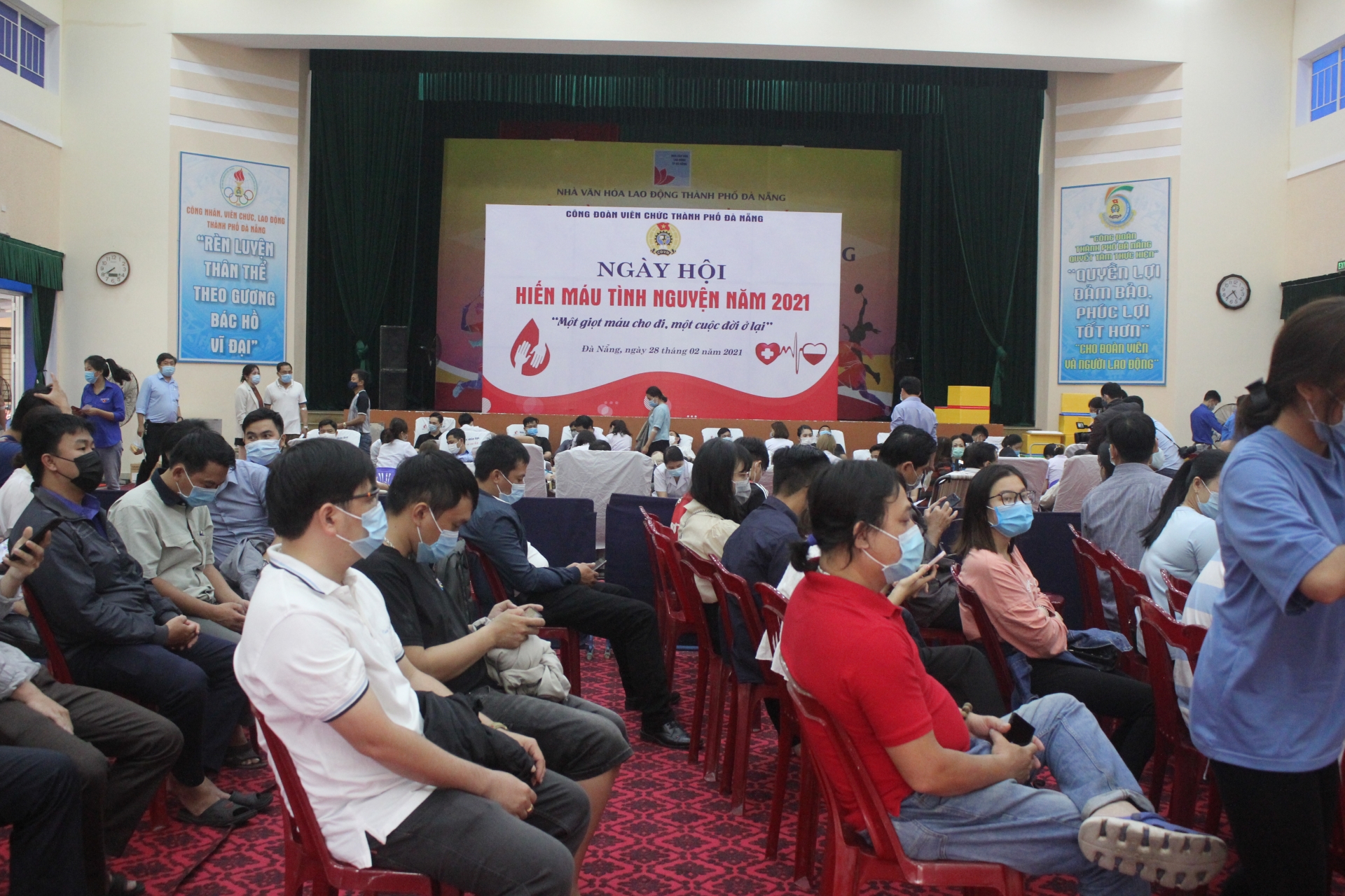 Đà Nẵng: Sẻ chia những giọt máu hồng, đồng lòng vượt qua dịch bệnh Đà Nẵng: Sẻ chia những giọt máu hồng, đồng lòng vượt qua dịch bệnh