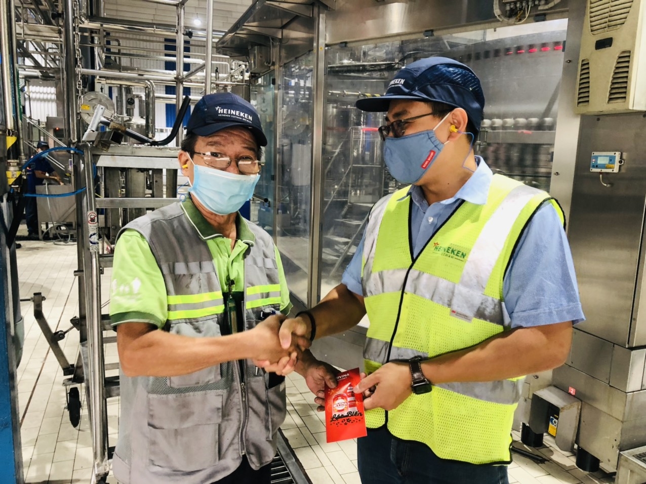 Doanh nghiệp Quảng Nam, TP. Đà Nẵng lì xì người lao động trong ngày đầu năm mới