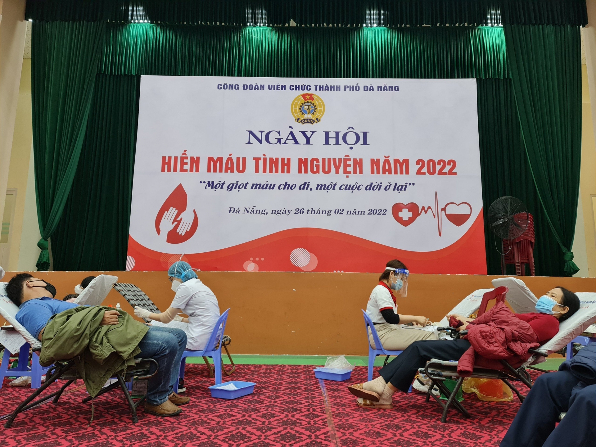 Hàng trăm đoàn viên Công đoàn Viên chức TP. Đà Nẵng tham gia hiến máu tình nguyện