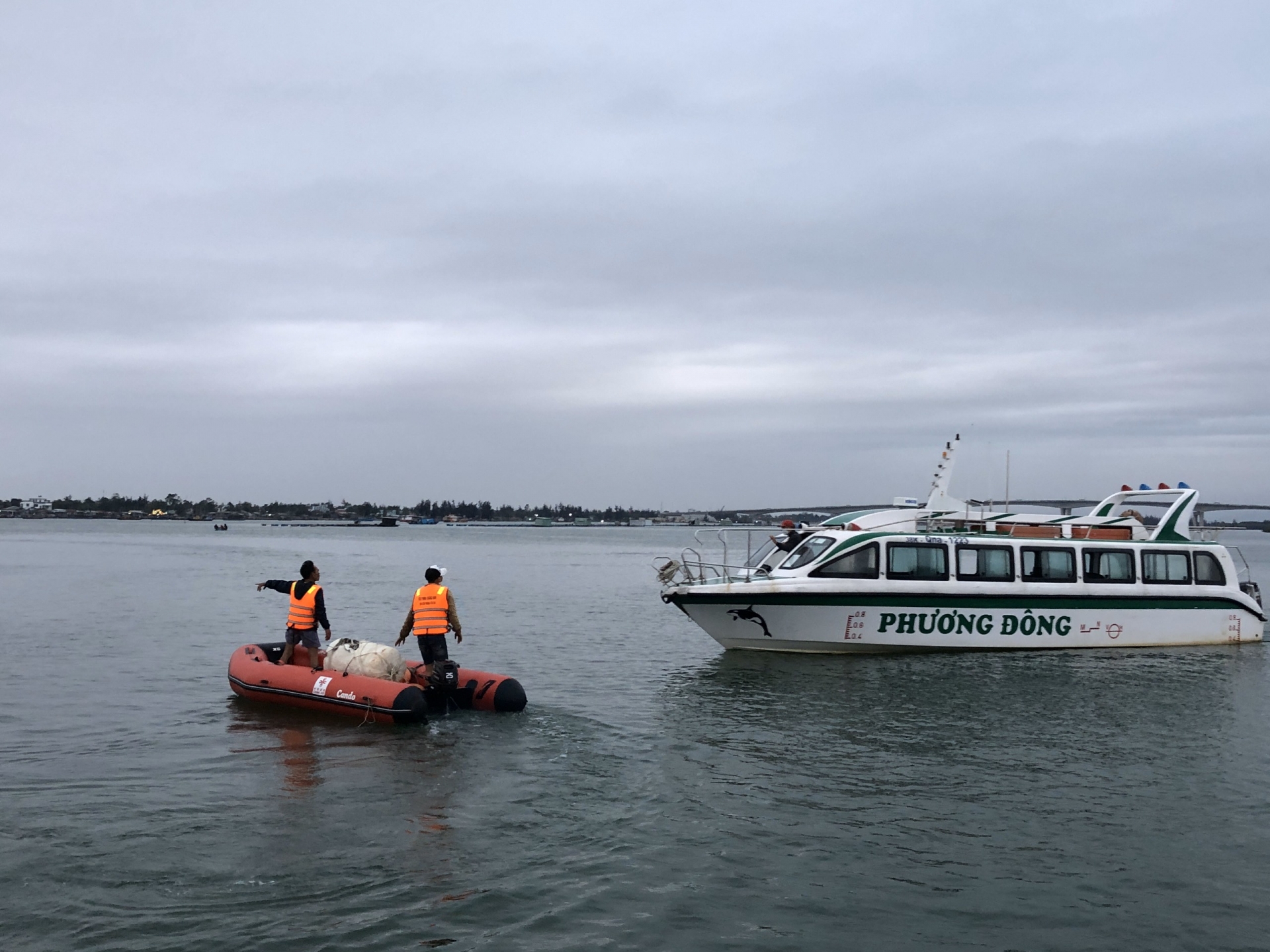 Thêm 2 nạn nhân xấu số được tìm thấy trong vụ lật ca-nô biển Cửa Đại Thêm 2 nạn nhân xấu số được tìm thấy trong vụ lật ca-nô biển Cửa Đại