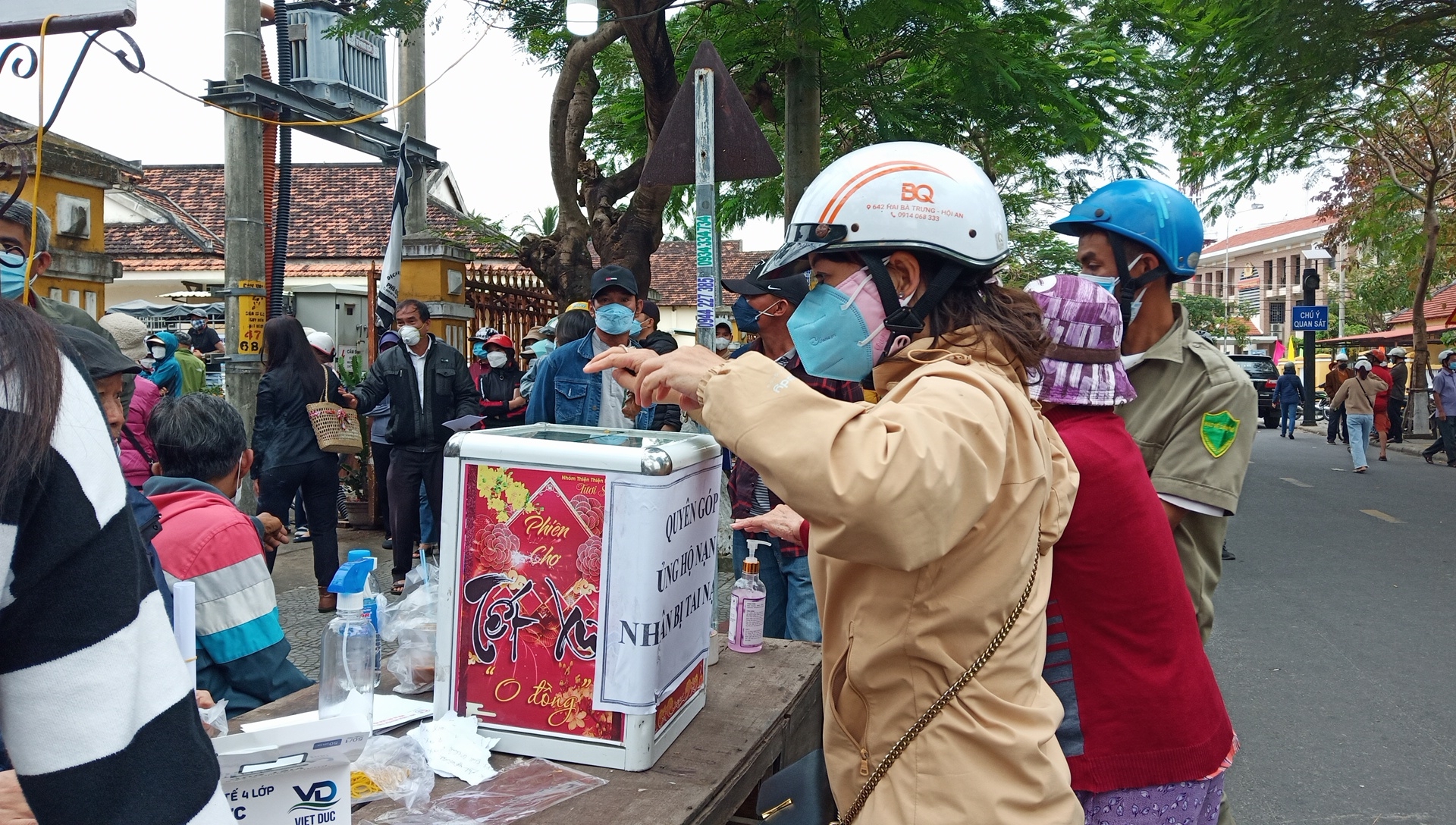 Người Hội An sẻ chia với gia đình các nạn nhân vụ lật ca-nô Người Hội An sẻ chia với gia đình các nạn nhân vụ lật ca-nô