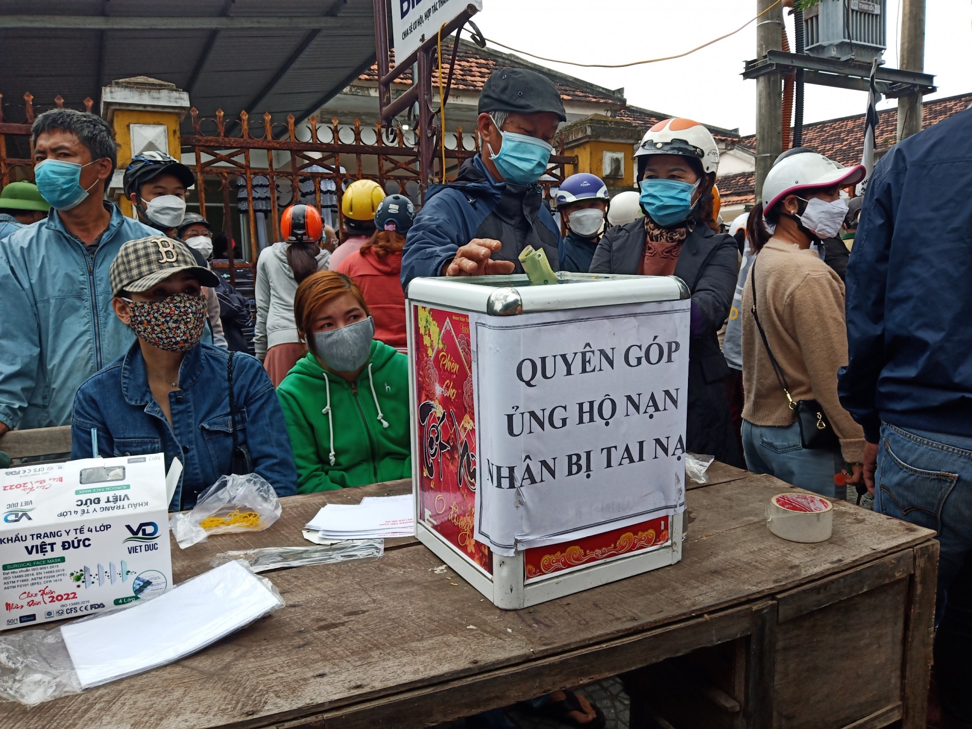 Người Hội An sẻ chia với gia đình các nạn nhân vụ lật ca-nô Người Hội An sẻ chia với gia đình các nạn nhân vụ lật ca-nô