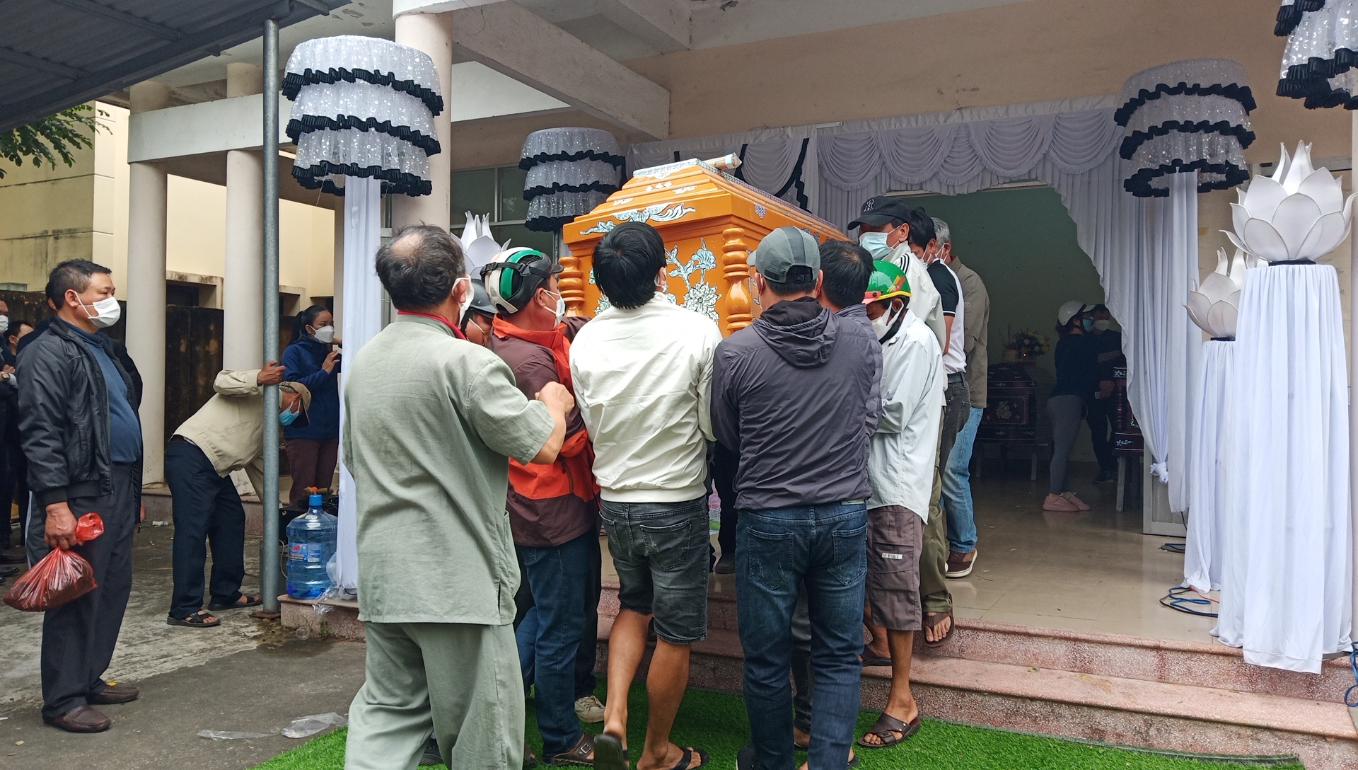 Người Hội An sẻ chia với gia đình các nạn nhân vụ lật ca-nô Người Hội An sẻ chia với gia đình các nạn nhân vụ lật ca-nô