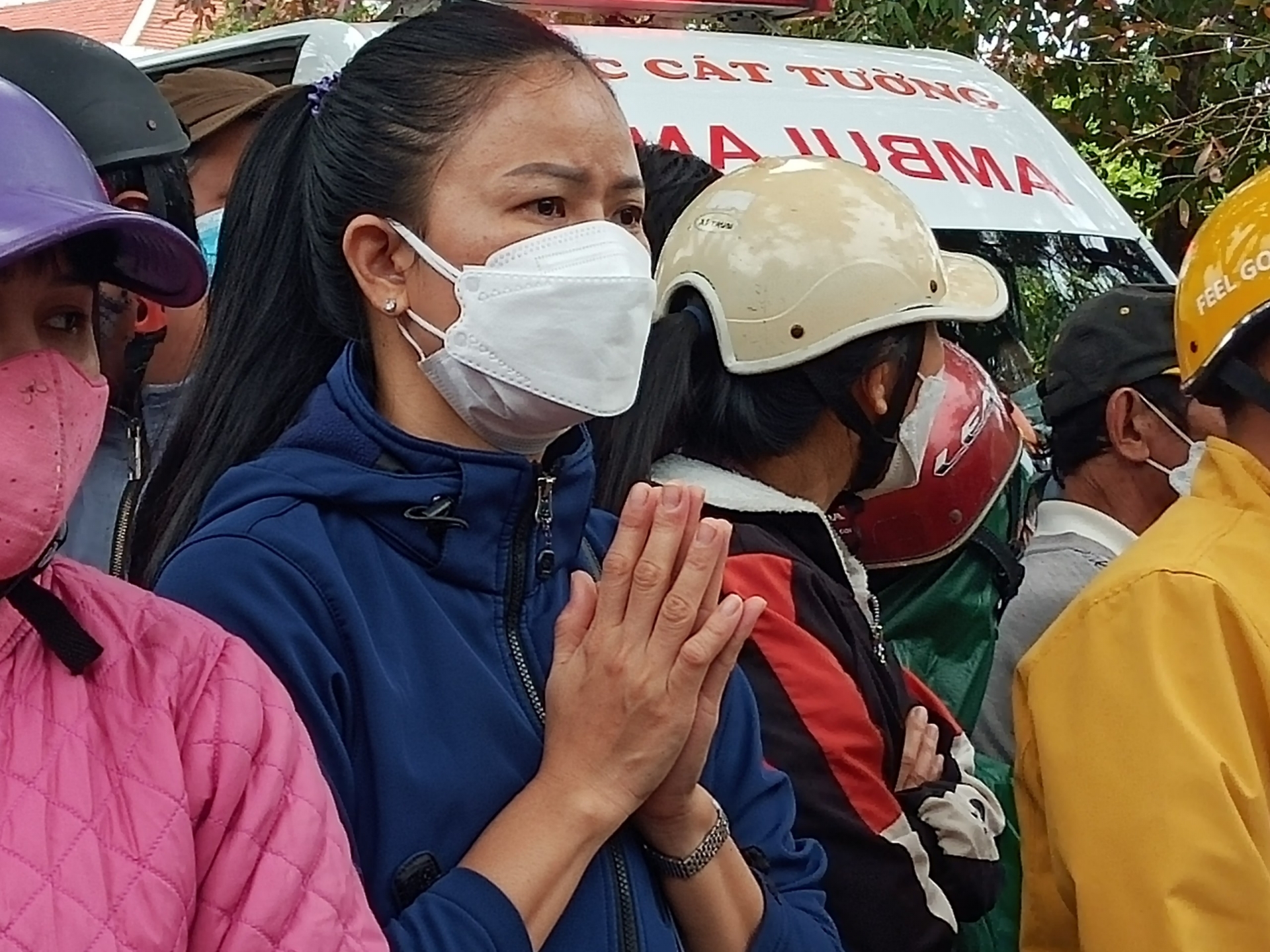 Người Hội An sẻ chia với gia đình các nạn nhân vụ lật ca-nô Người Hội An sẻ chia với gia đình các nạn nhân vụ lật ca-nô