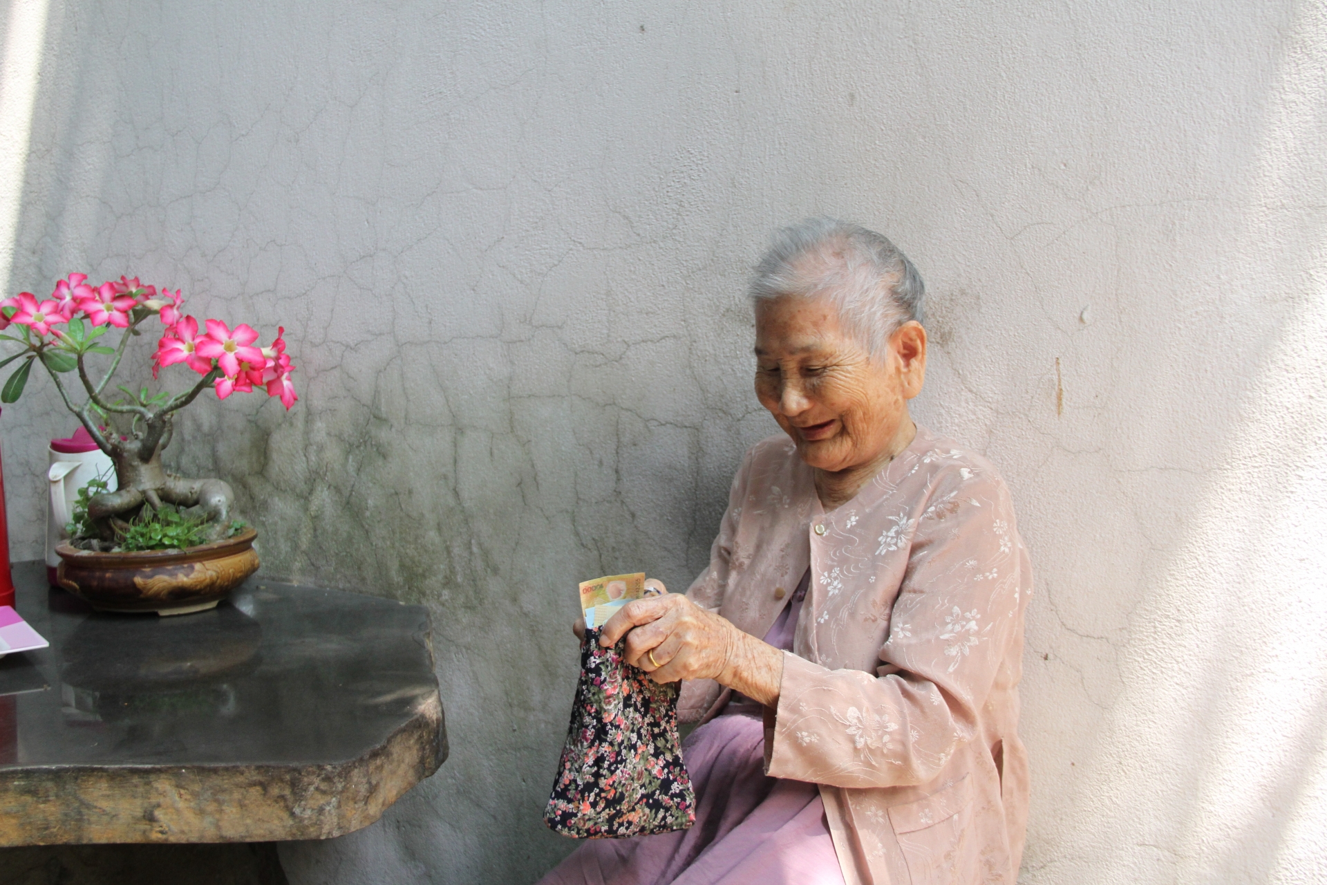 Mẹ Việt Nam Anh hùng góp sức mình chống "giặc" Covid-19 me viet nam anh hung gop suc minh chong giac covid 19