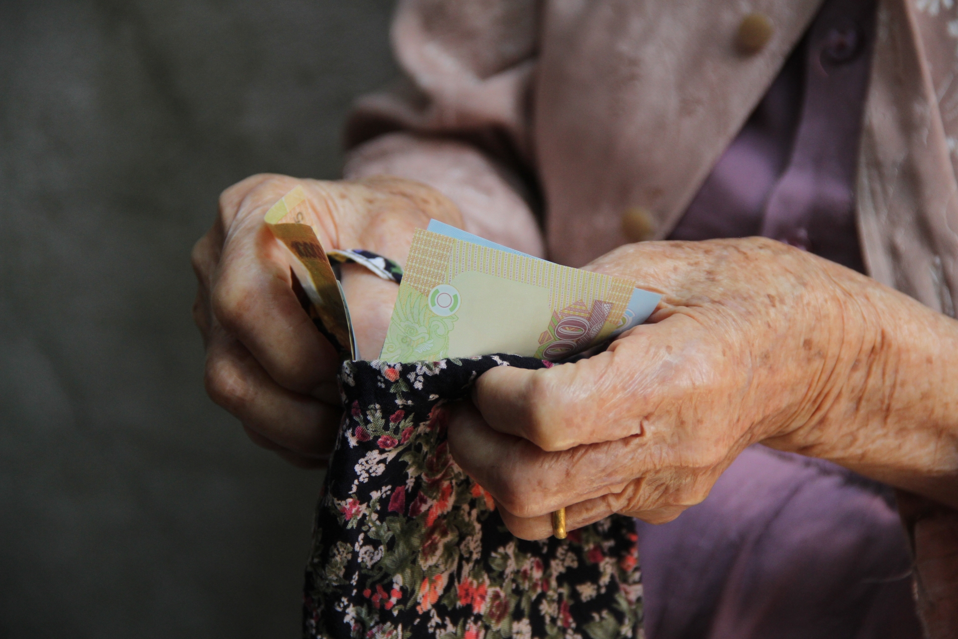 Mẹ Việt Nam Anh hùng góp sức mình chống "giặc" Covid-19 me viet nam anh hung gop suc minh chong giac covid 19