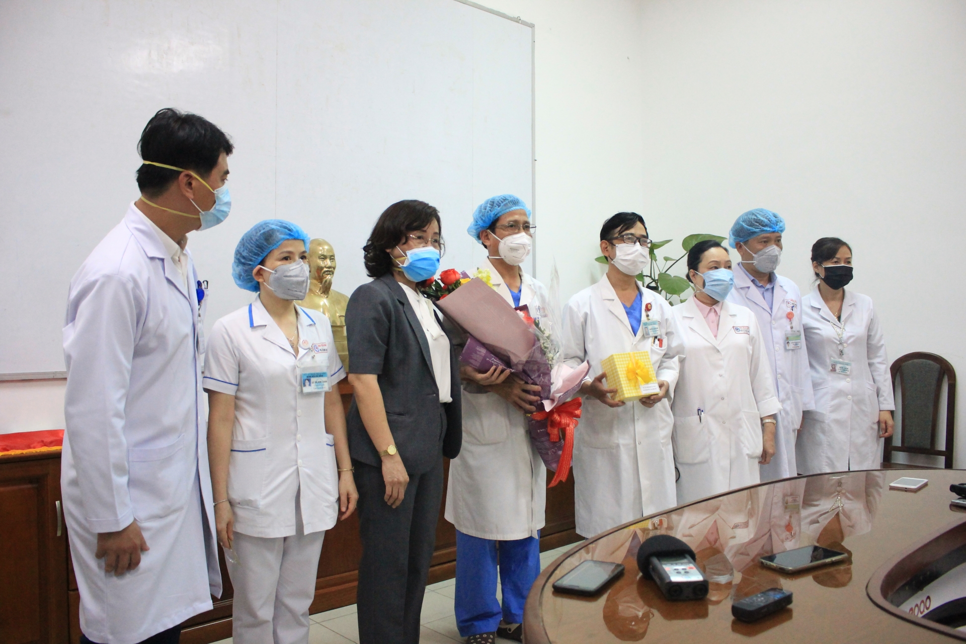 Đà Nẵng cho xuất viện 3 bệnh nhân mắc Covid-19 đầu tiên da nang cho xuat vien 3 benh nhan mac covid 19 dau tien