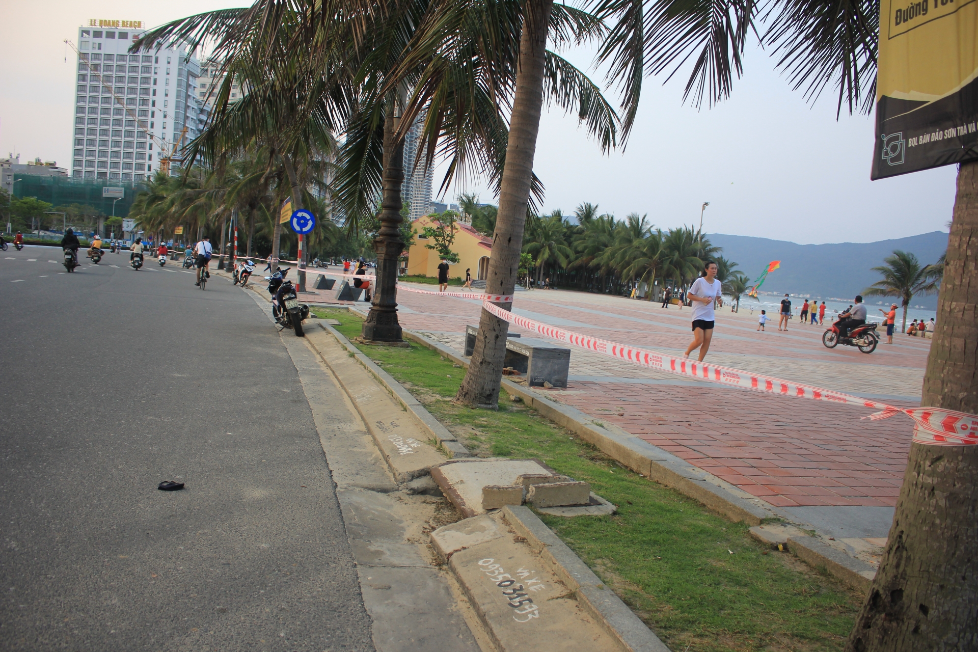 Người dân và du khách vẫn tập trung khá đông sau lệnh cấm tắm biển của Đà Nẵng nguoi dan va du khach van tap trung kha dong sau lenh cam tam bien cua da nang