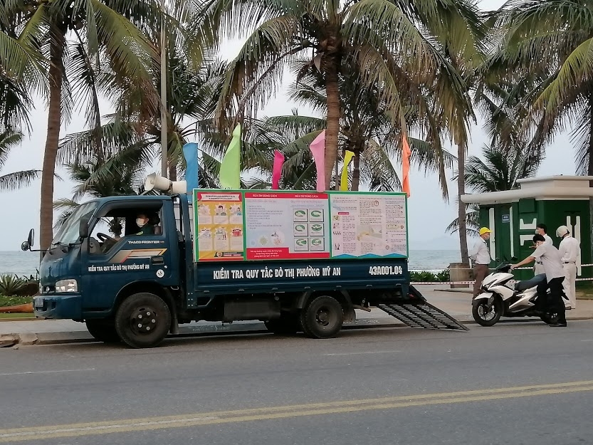 Người dân và du khách vẫn tập trung khá đông sau lệnh cấm tắm biển của Đà Nẵng nguoi dan va du khach van tap trung kha dong sau lenh cam tam bien cua da nang