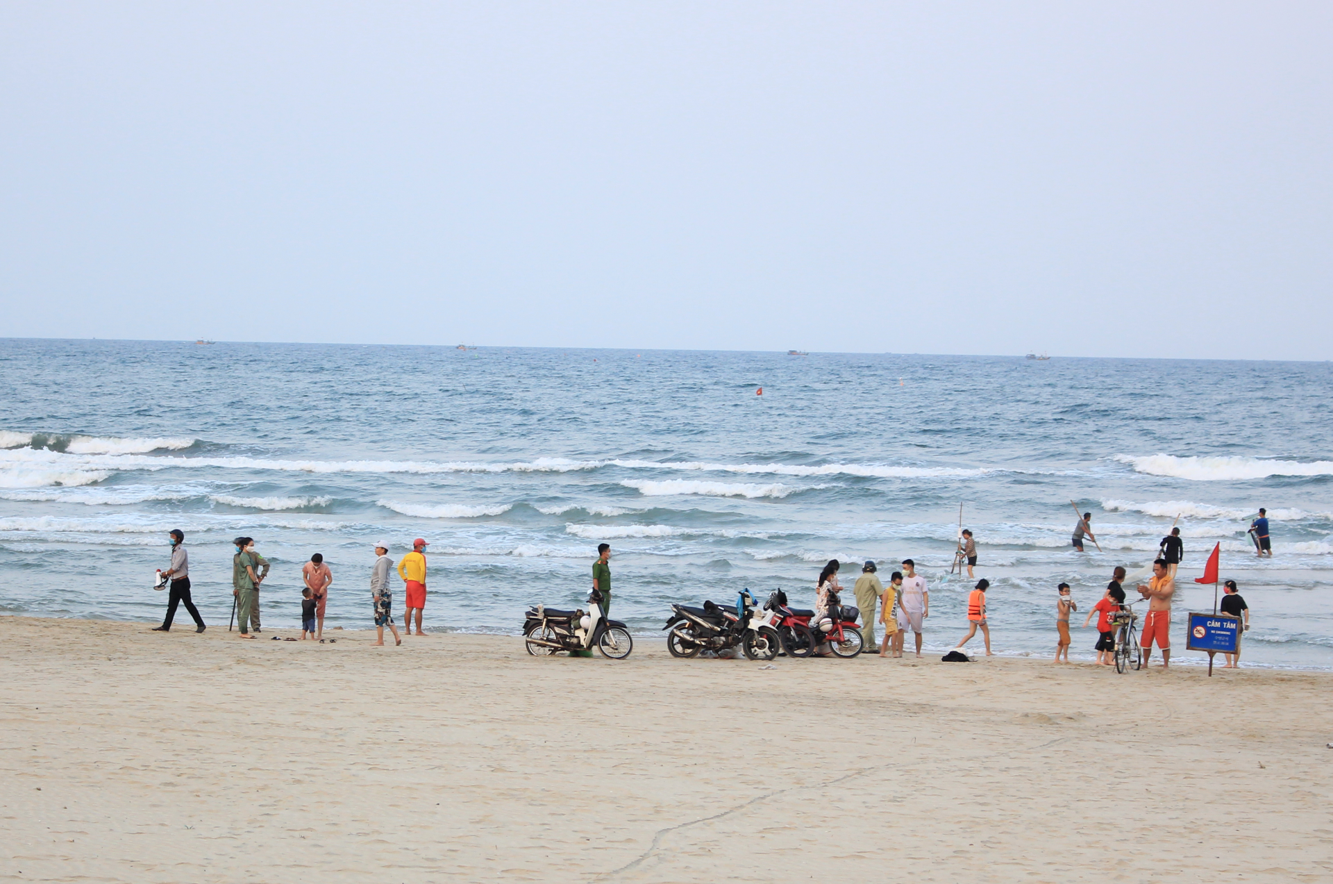 Người dân và du khách vẫn tập trung khá đông sau lệnh cấm tắm biển của Đà Nẵng nguoi dan va du khach van tap trung kha dong sau lenh cam tam bien cua da nang