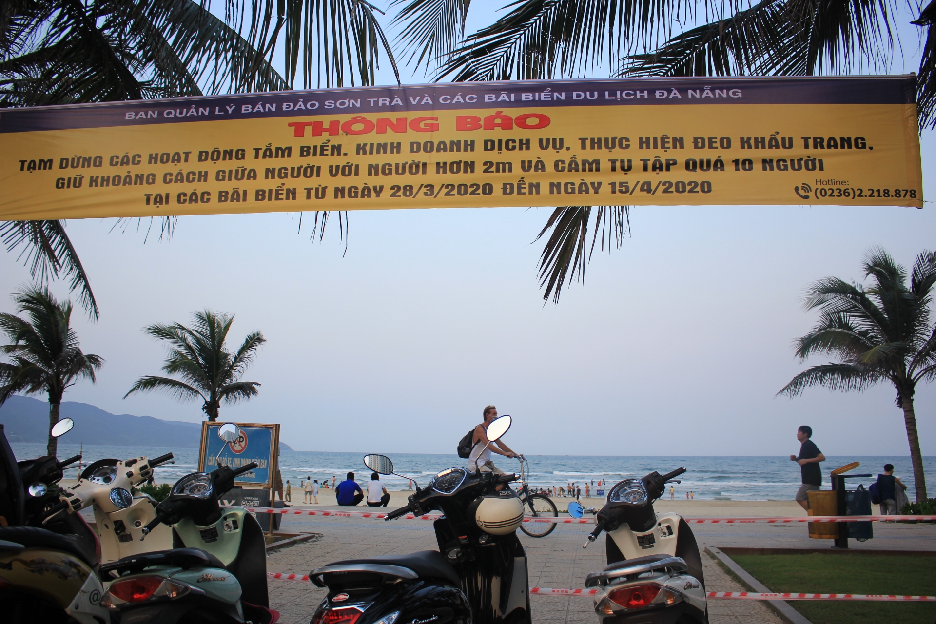 Người dân và du khách vẫn tập trung khá đông sau lệnh cấm tắm biển của Đà Nẵng nguoi dan va du khach van tap trung kha dong sau lenh cam tam bien cua da nang